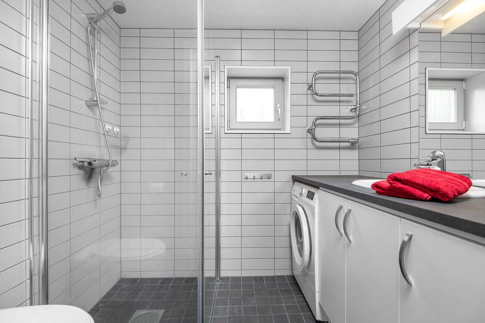 Det er to bad/wc i leiligheten. Hovedbadet har dusj med glassvegger, servantinnredning og opplegg for vaskemaskin. Galleribilde