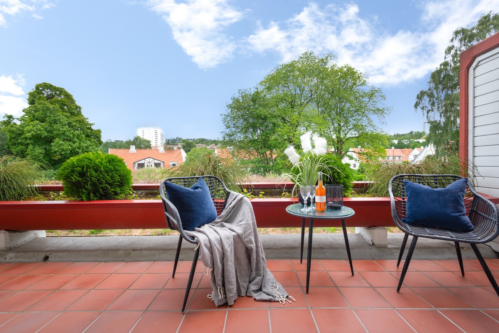 Nydelig 12 kvm terrasse med meget gode solforhold og frodig utsyn Galleribilde