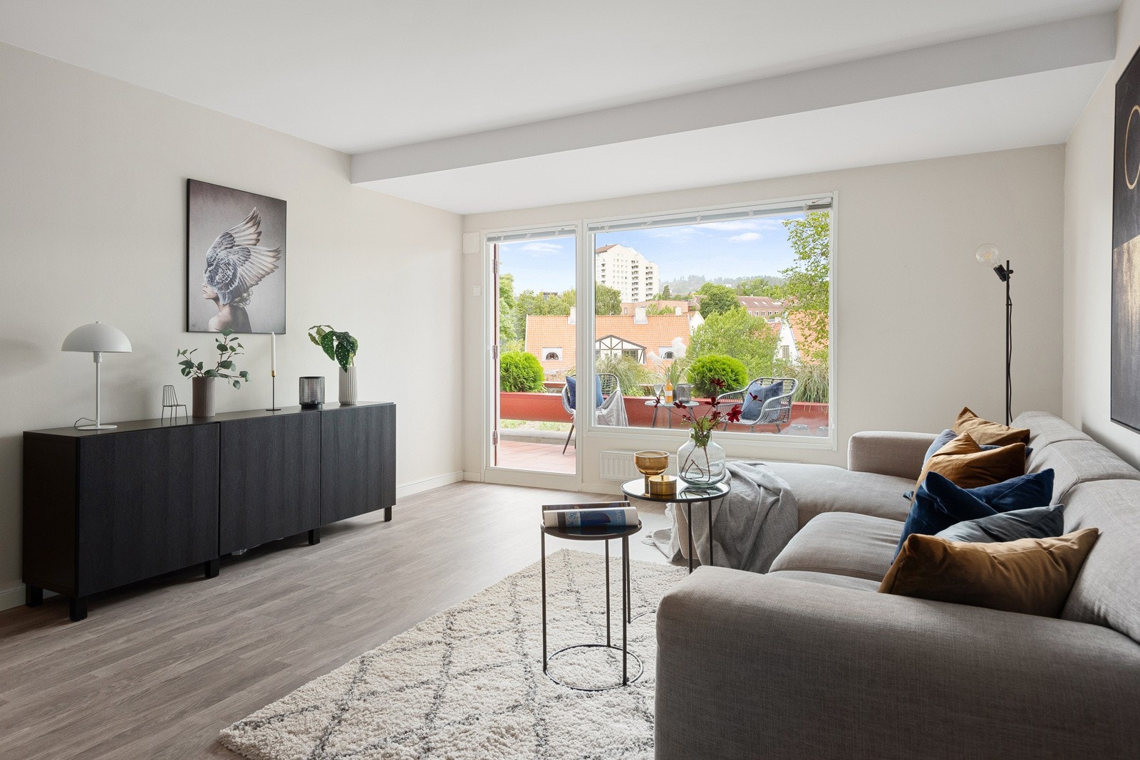 Hyggelig utsyn fra stuen og terrassen mot Hoffbyen Hageby og videre mot Ullernåsen. Ettermiddags- og kveldssol kan nytes på terrassen. Galleribilde