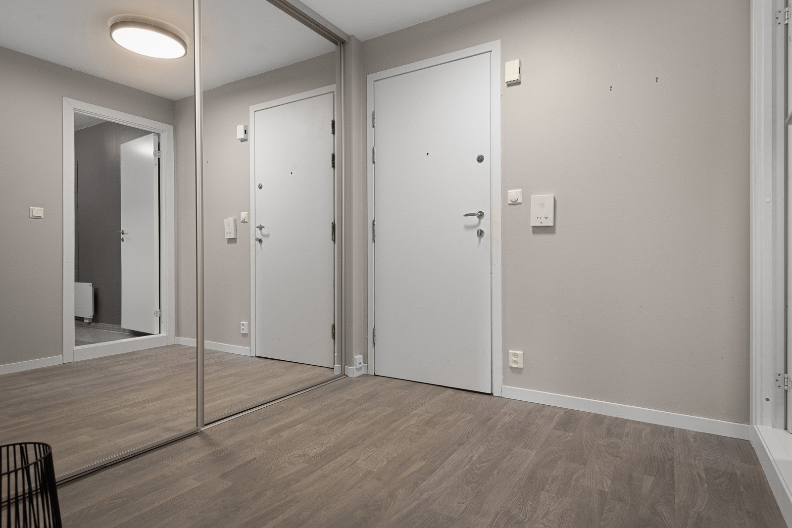 Stor entré med skyvedørsgarderobe Galleribilde