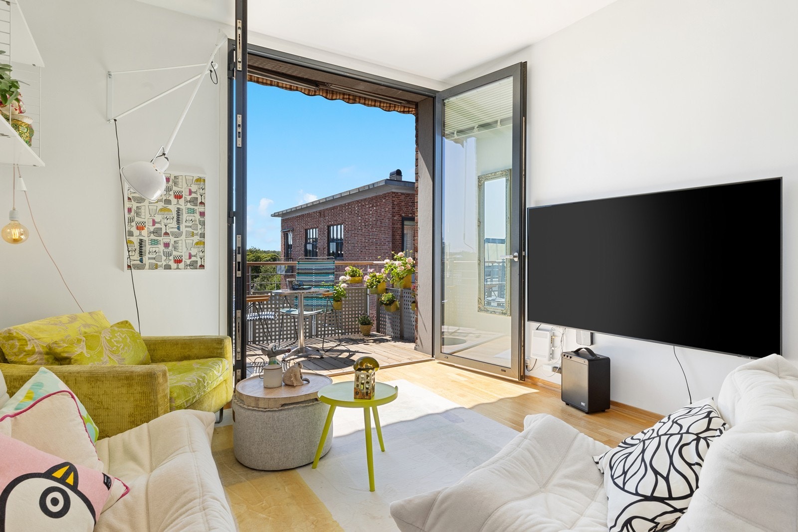 Det er plass til sofagruppe i stuen Galleribilde