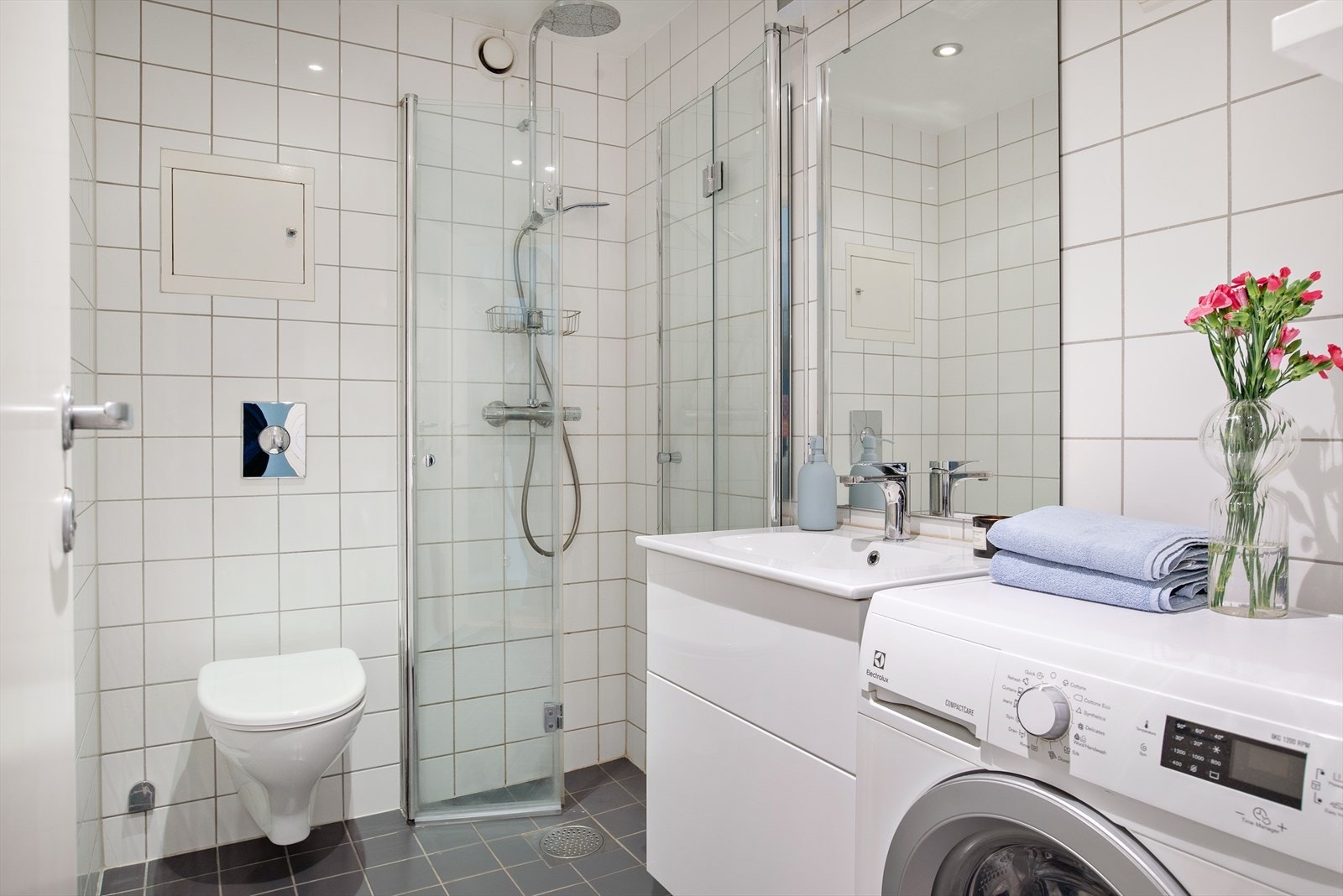 Dusj med dører i herdet glass og stort dusjhode. Galleribilde