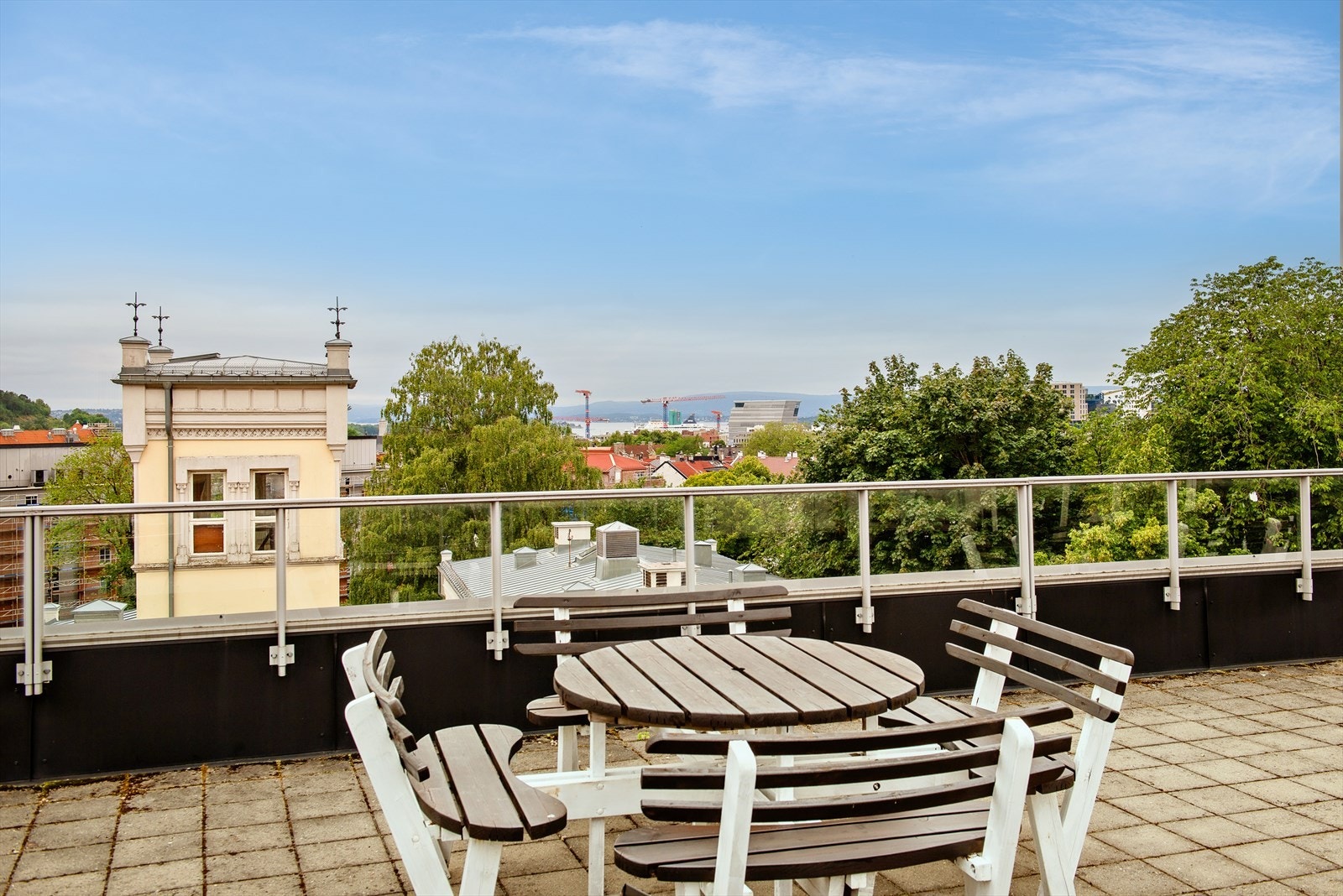 Sjøglimt og utsikt til Munch-museet/barcode fra takterrassen. Galleribilde