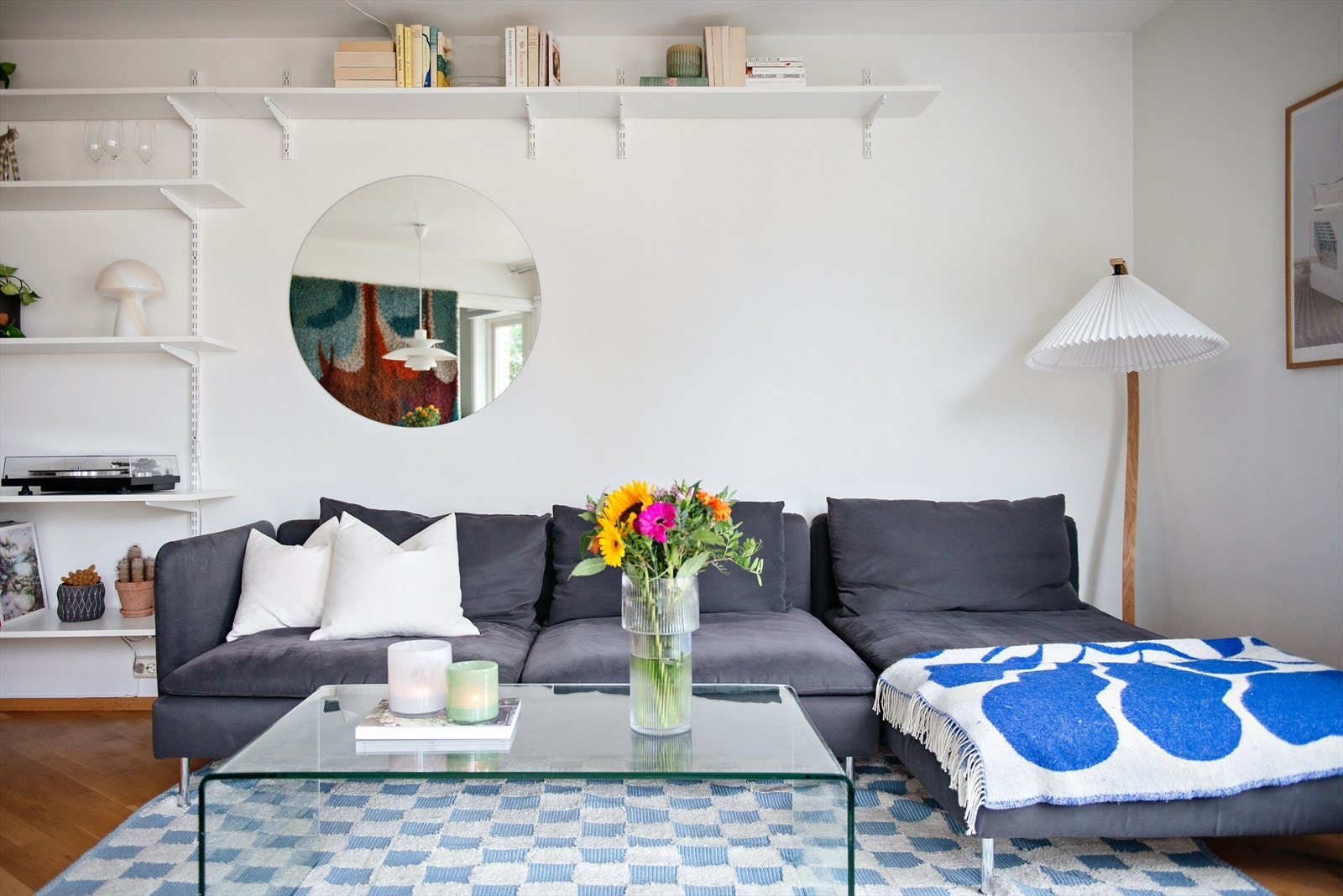 Stuen har naturlige møbleringssoner med god plass til komfortabel sofa, salongbord og alt du trenger av mediemøbler. Galleribilde