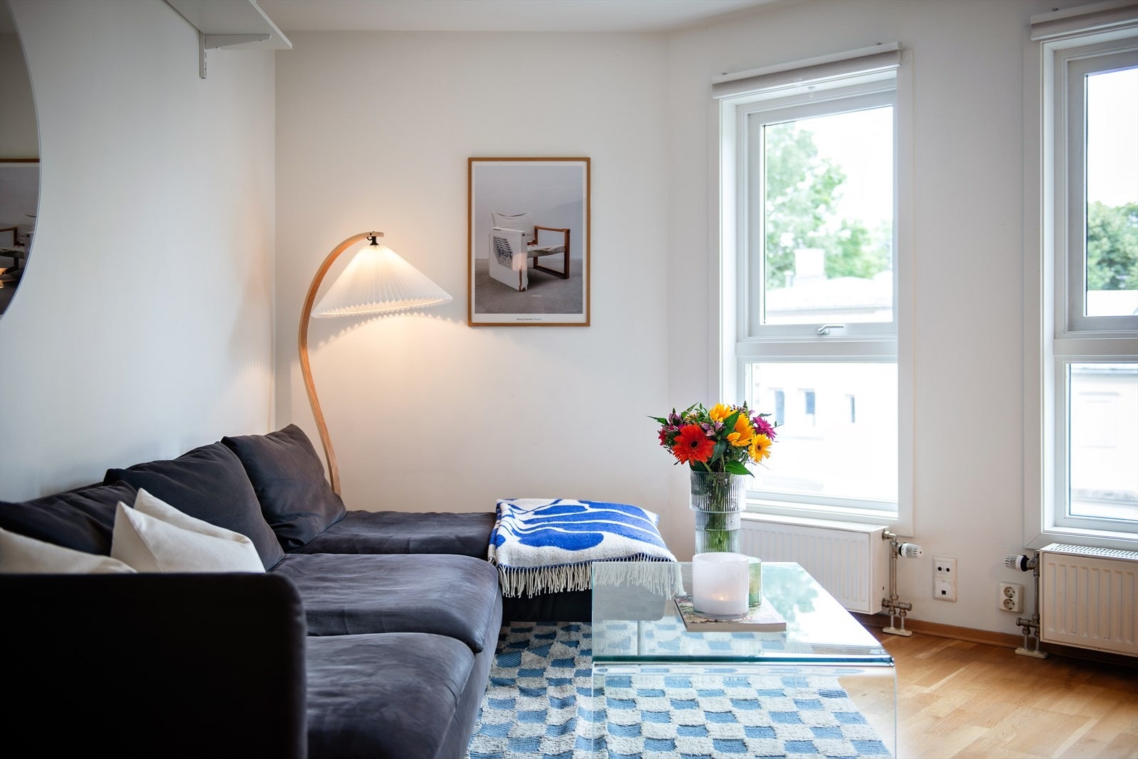 Leiligheten har gjennomgående store vindusoverflater som gir rikelig med naturlig lys. Galleribilde