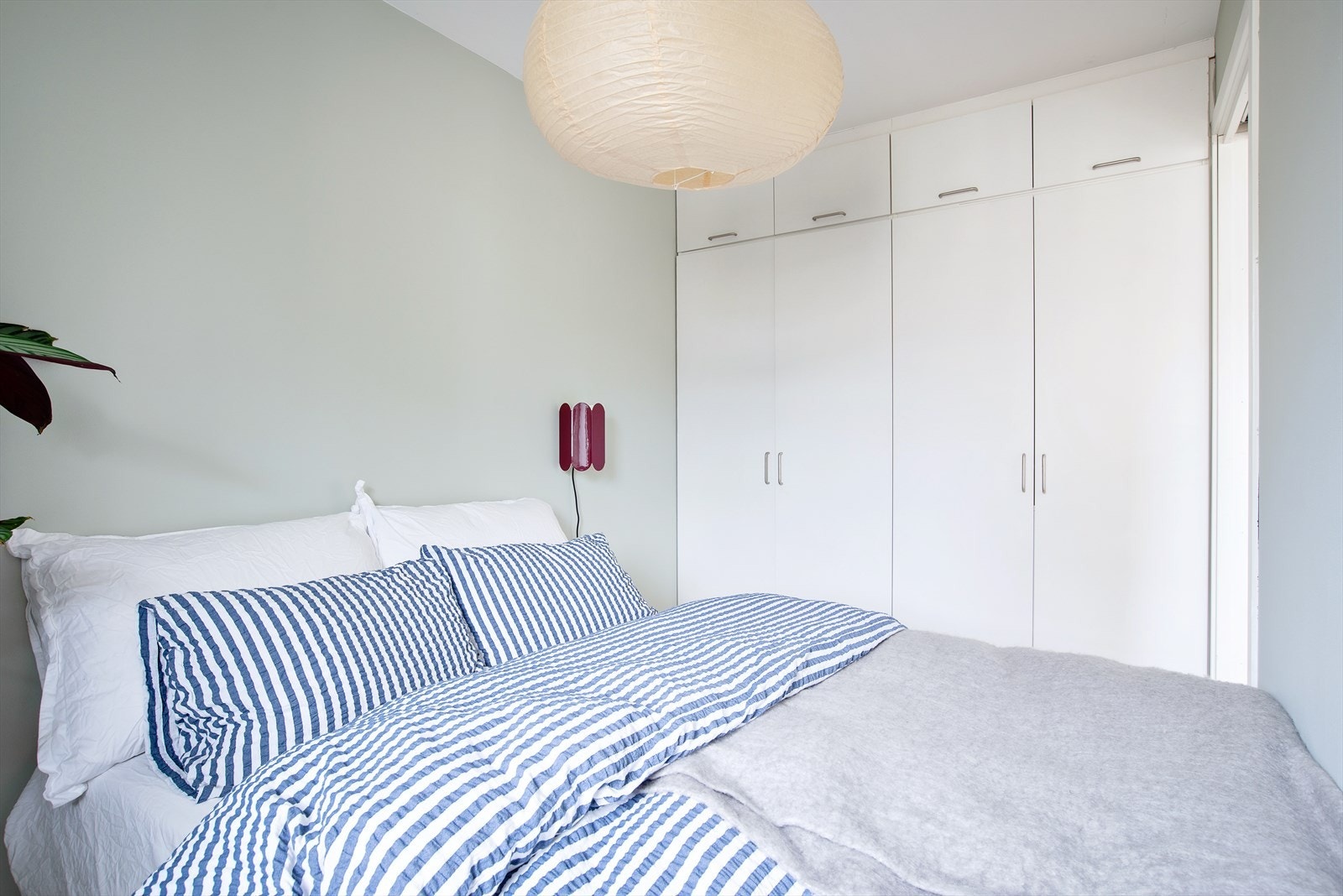 Plassbygd garderobeløsning med god oppbevaringsplass. Galleribilde