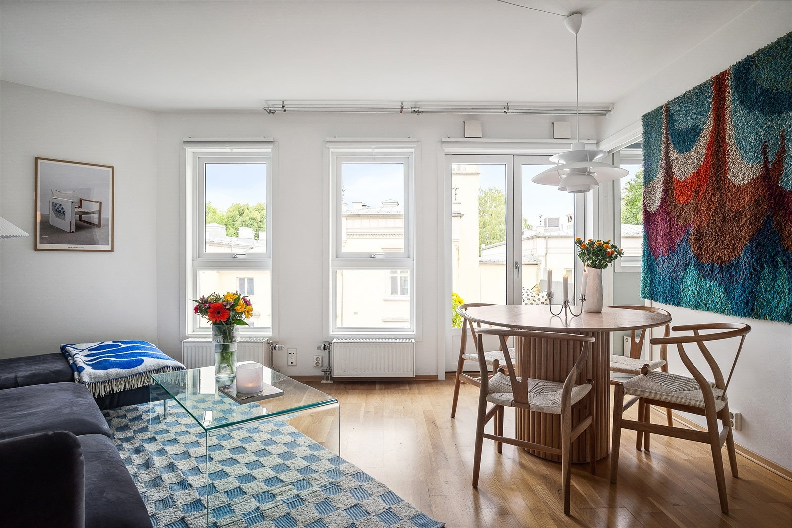 Oppholdsrommet har åpen stue-kjøkken løsning, som gir leiligheten en sosial atmosfære. Galleribilde