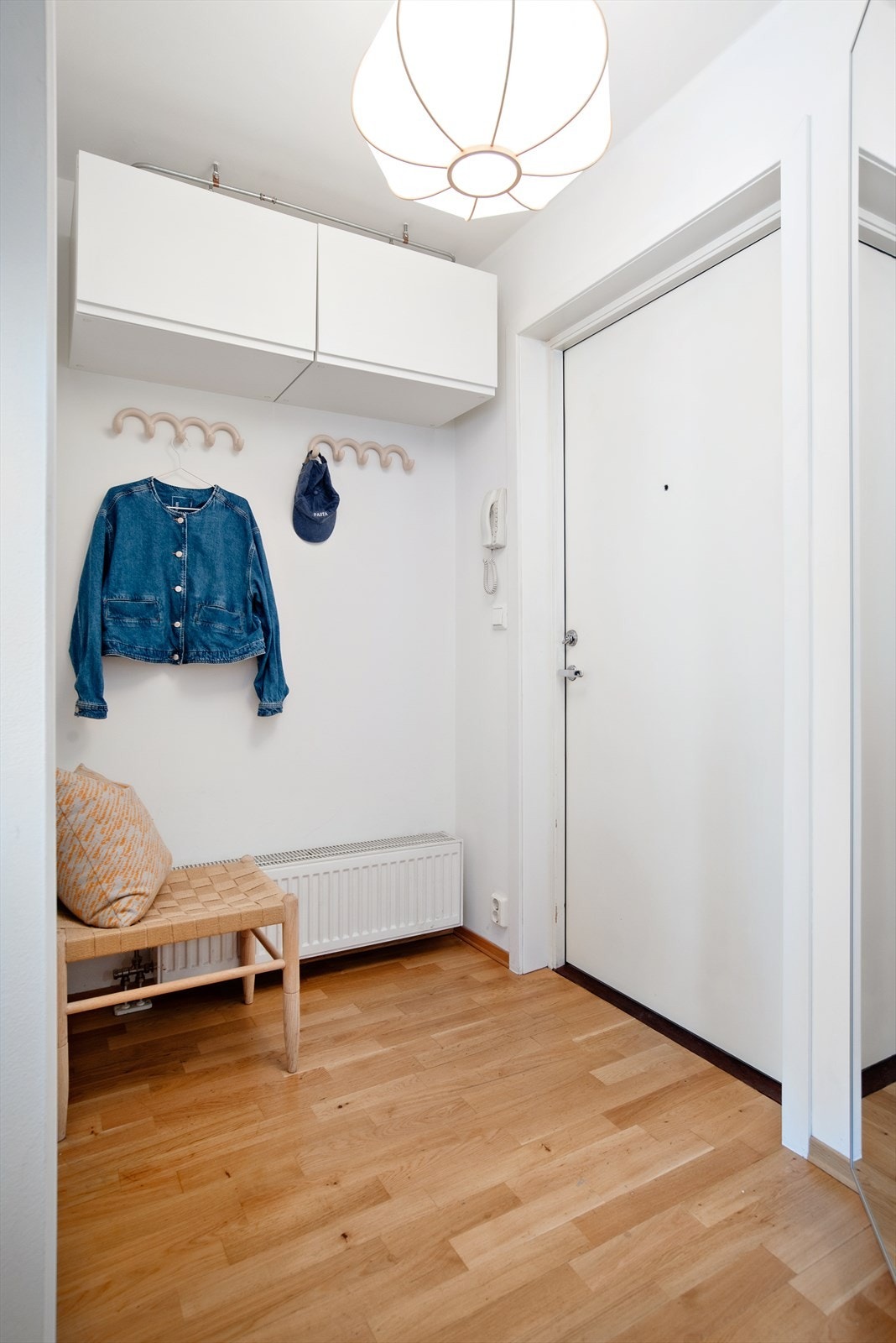 Romslig entré med skap og dørcallingsystem som gjør det enkelt å slippe inn gjester fra gateplan. Galleribilde