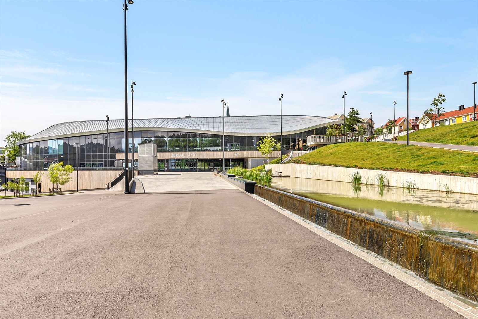 Nye Jordal Amfi ligger kun et par minutters gange unna leiligheten - ypperlig for den som interesserer seg for hockey. Uteområdene rundt er også fint for rusleturer og utendørstrening. Galleribilde