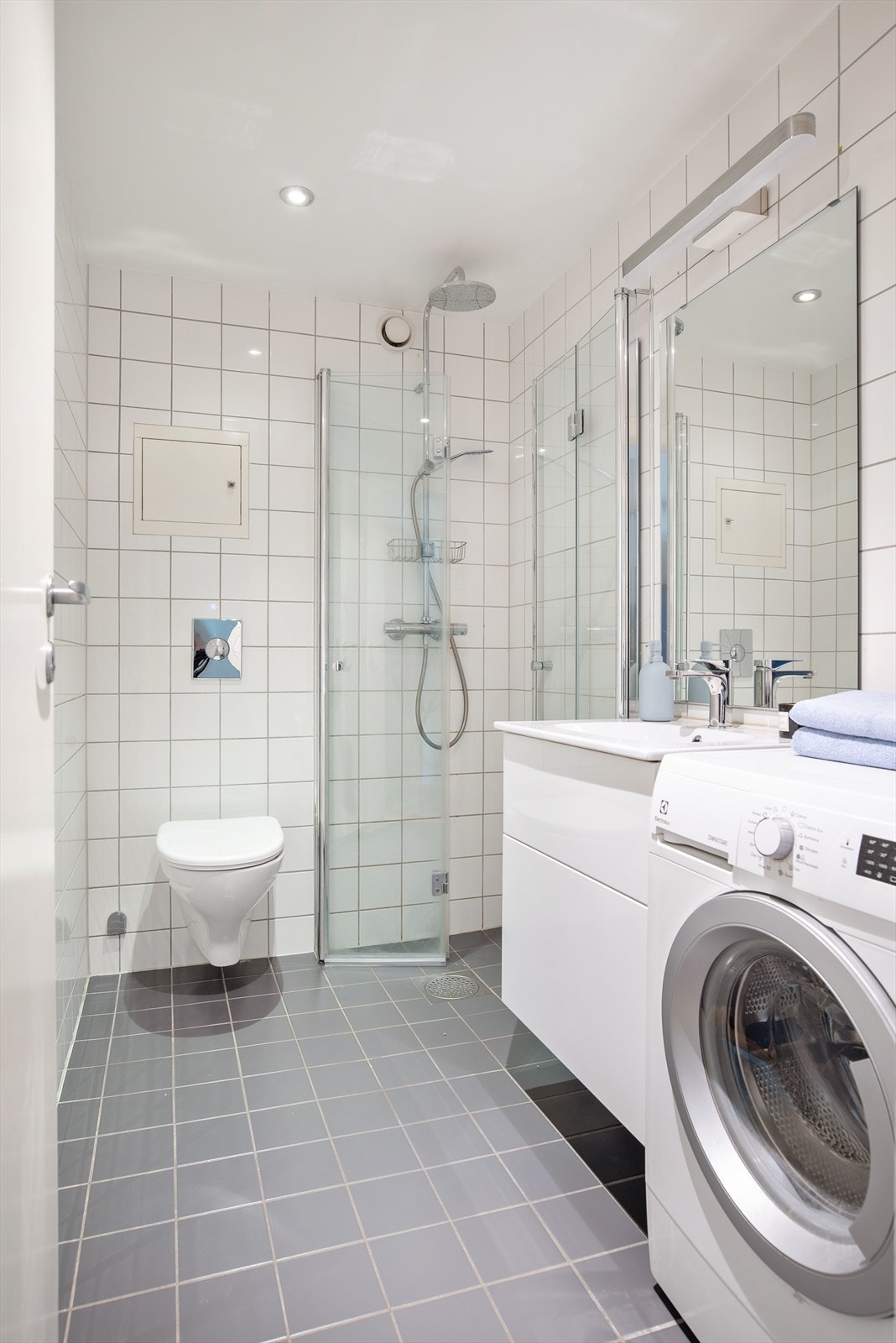 Stilrent bad fra byggeår, med utlegg for vaskemaskin, innebygd sisterne og varmekabler for ekstra komfort. Galleribilde