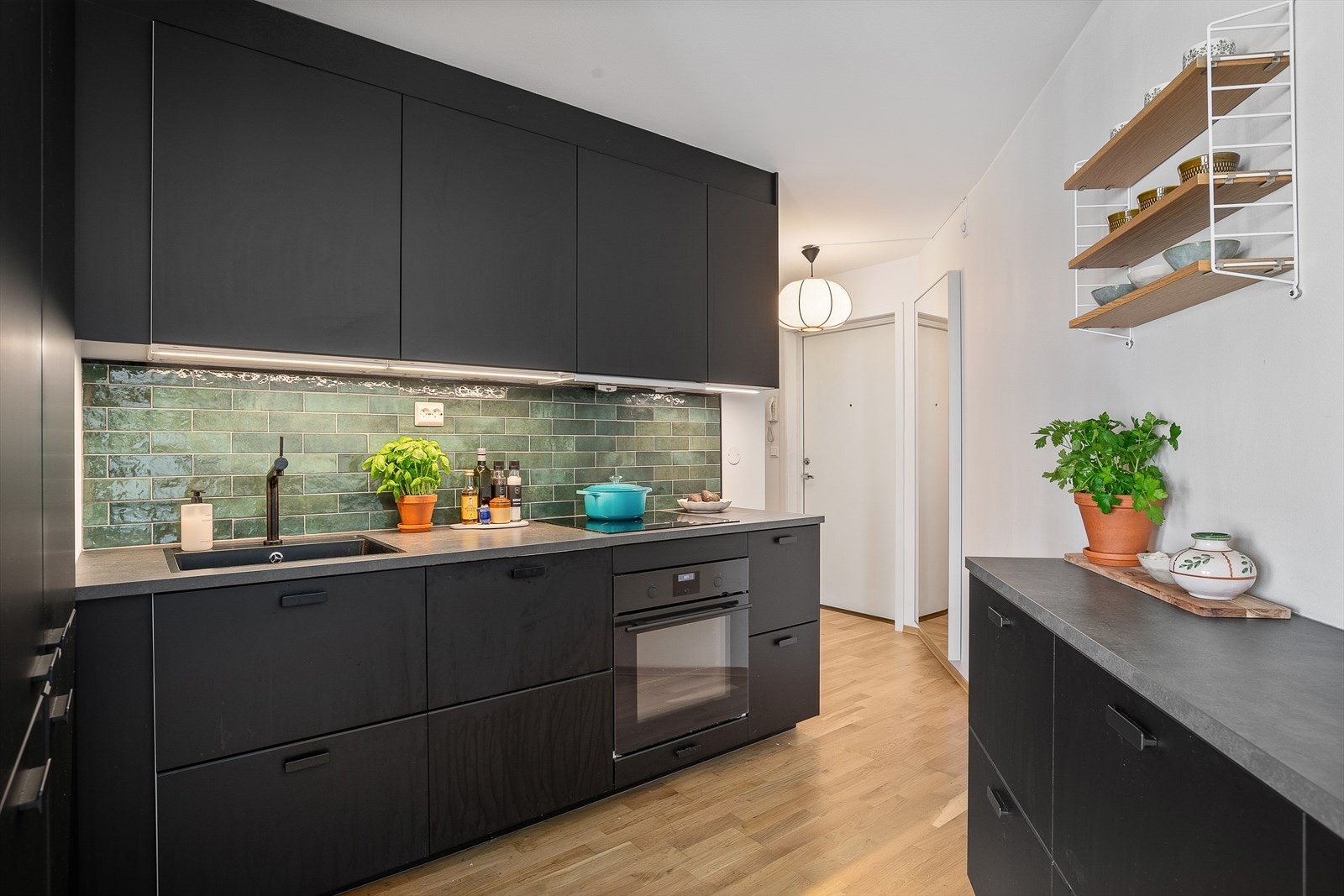 Stilfull kjøkkeninnredning fra IKEA (2018) med lekker flislagt vegg over kjøkkenbenken. Galleribilde