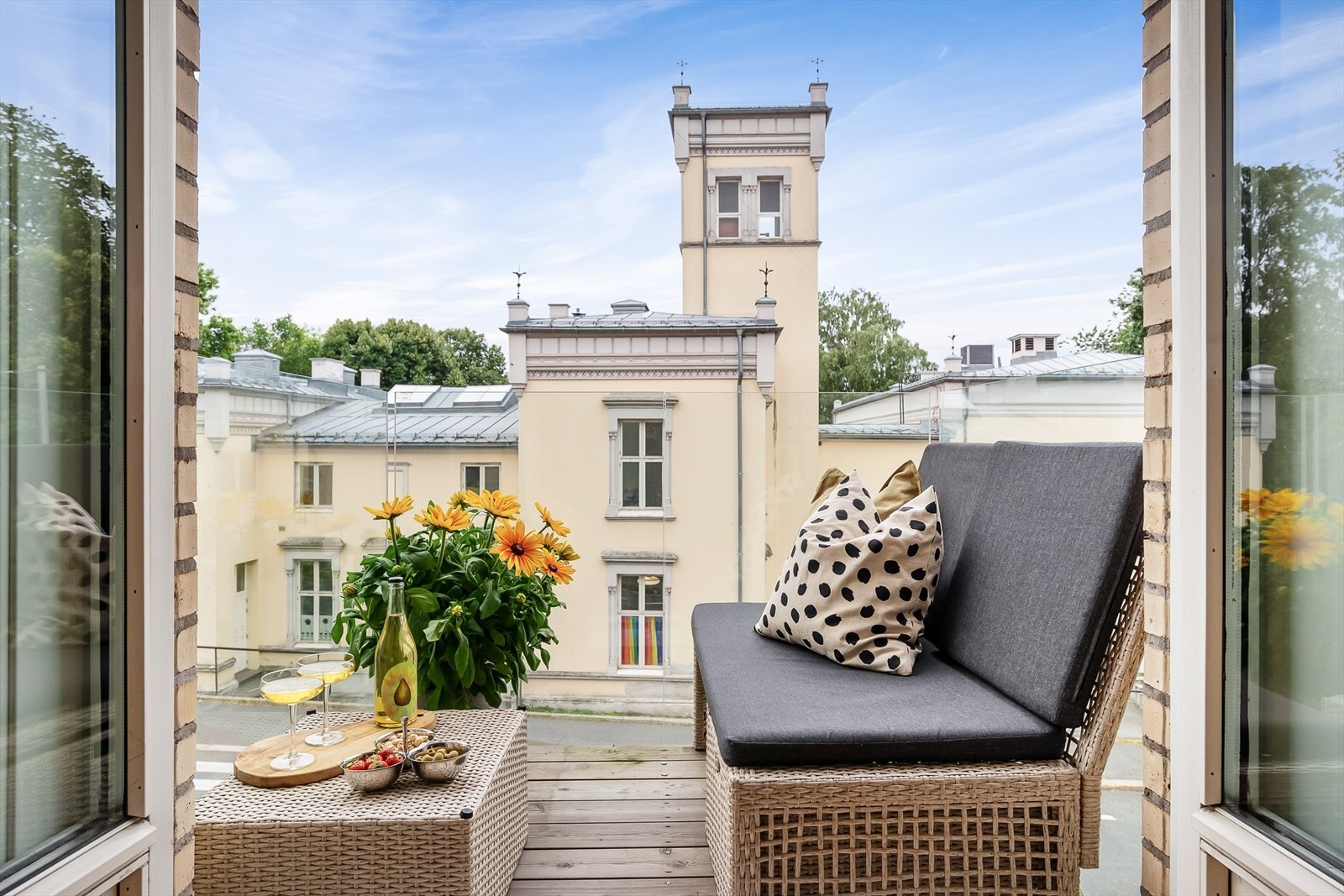 Fra stuen har du adgang til sydvestvendt balkong på ca. 2 kvm med plass til bord og liten sofa. Galleribilde