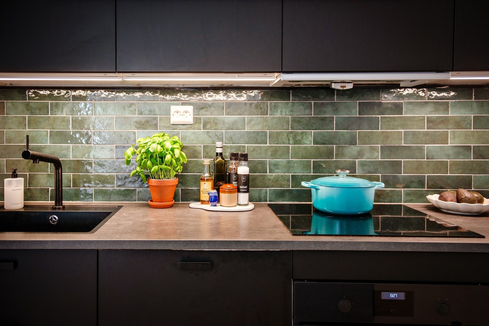 Stekeovn, platetopp, kjøl/frys og oppvaskmaskin er integrert i innredningen. Galleribilde