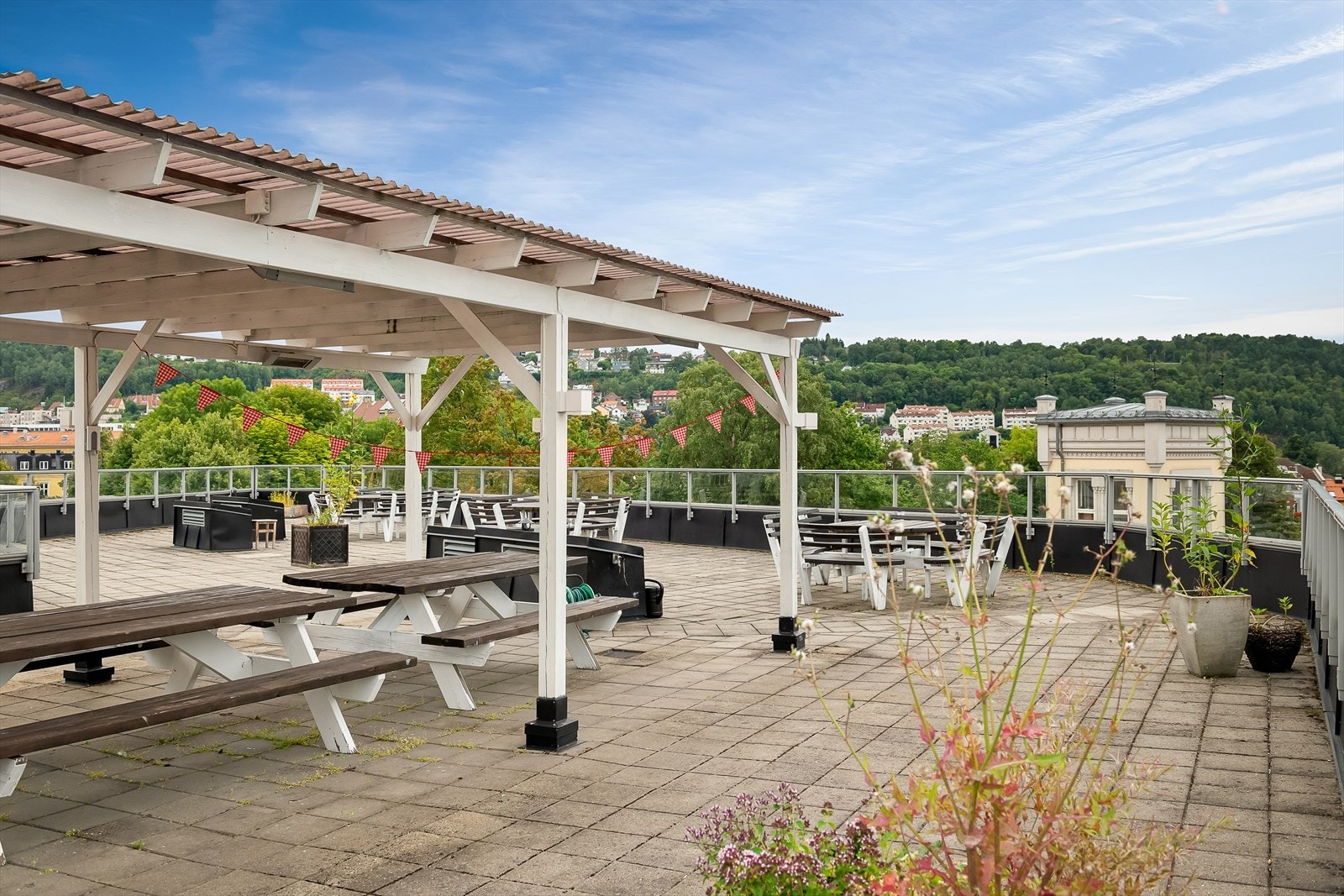 Borettslaget disponerer en stor takterrasse med flott utsikt og masse sitteplass til hyggelige begivenheter. Galleribilde