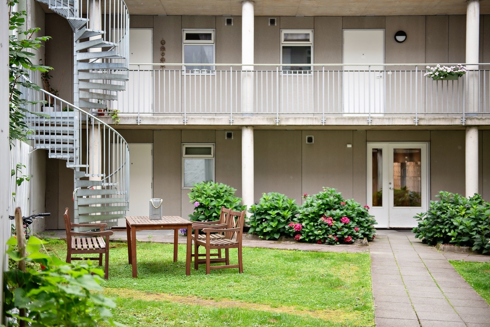 Rolig bakgård med hyggelig sittegruppe. Galleribilde