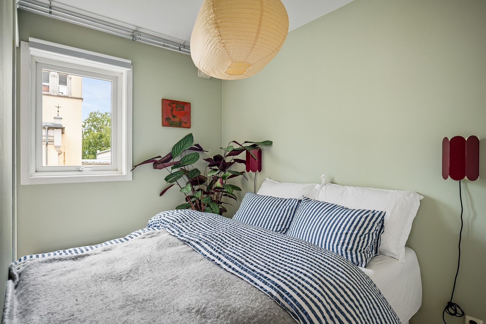 Soverom med plass til seng, nattbord og garderobeløsning. Galleribilde