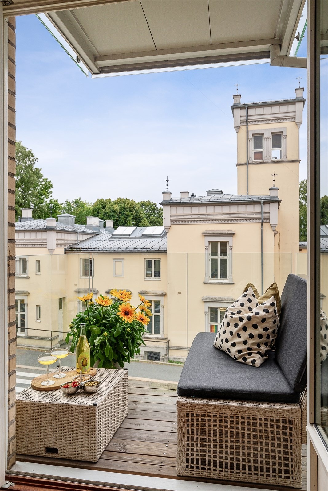 Balkongen er av betongkonstruksjon, med rekkverk i glass og gulvet er lagt i terrassebord. Galleribilde