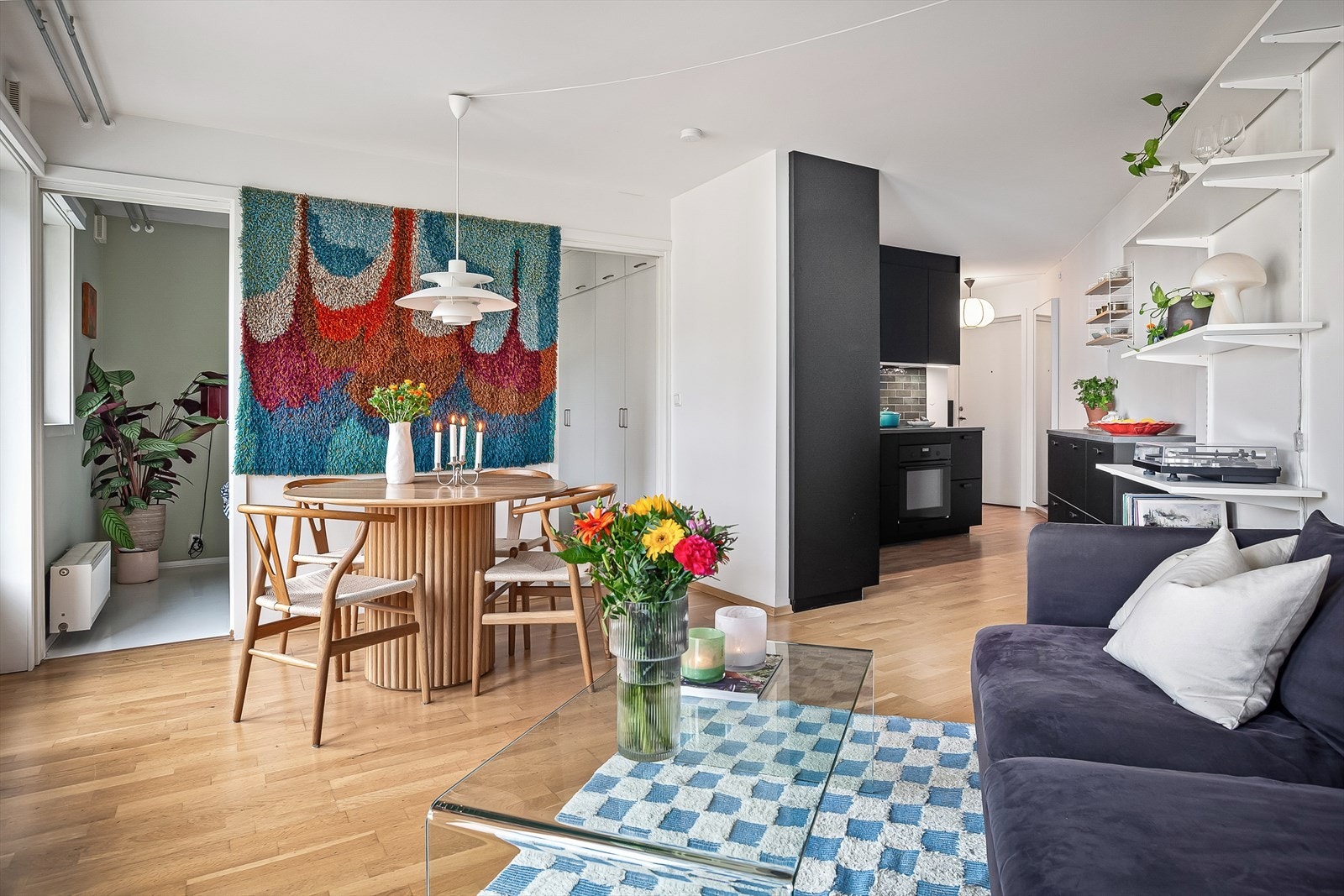 Boligen har en attraktiv og sentral beliggenhet i barnevennlige omgivelser på Kampen i bydel Gamle Oslo. I nærområdet finner du skoler, barnehager, cafeer, restauranter, matbutikker samt hyggelige serverings- og underholdningslokaler. Galleribilde