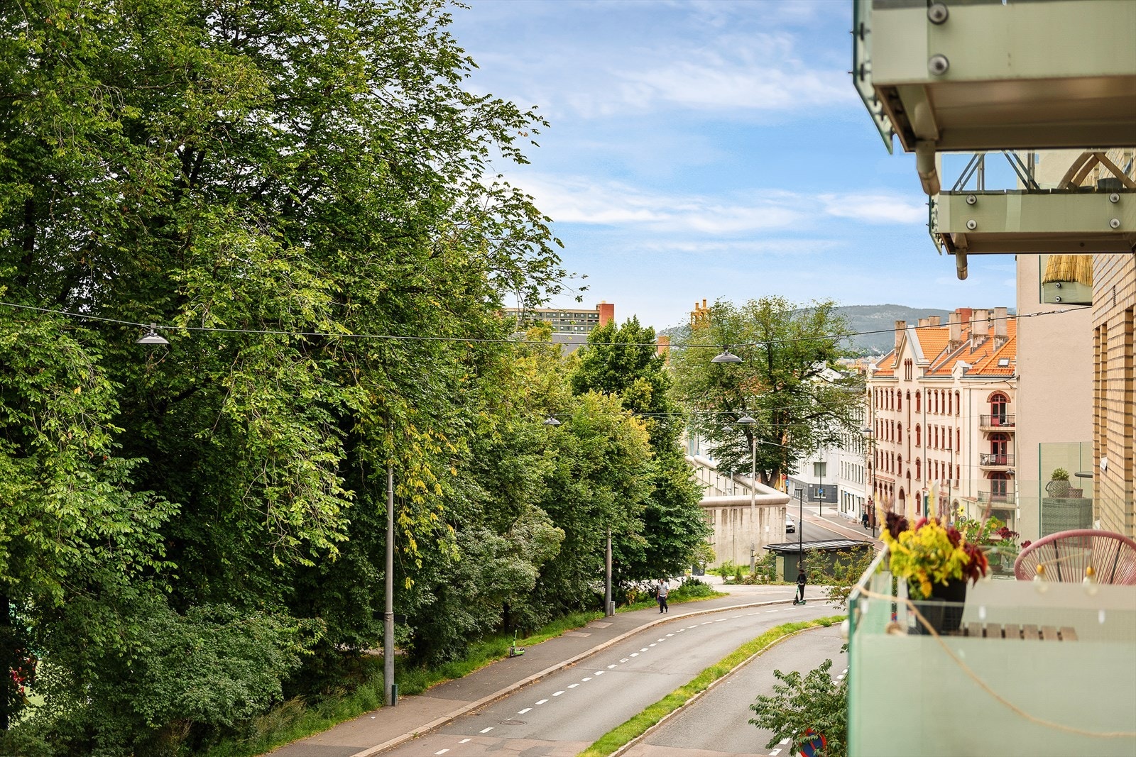 Grønt og frodig utsyn fra balkongen. Galleribilde
