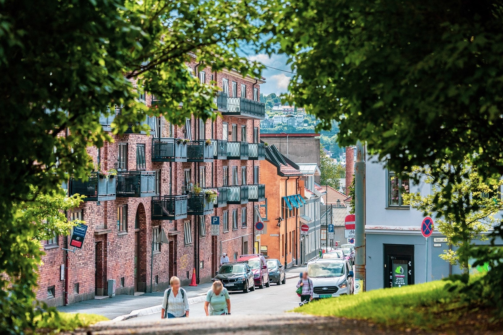 Velkommen til Normannsgata. Gaten ligger i et område som preges av både eldre trehusbebyggelse og nyere boliger, og det er kjent for sitt rolige og idylliske miljø. Gaten har en blanding av leiligheter, rekkehus og eneboliger. Galleribilde