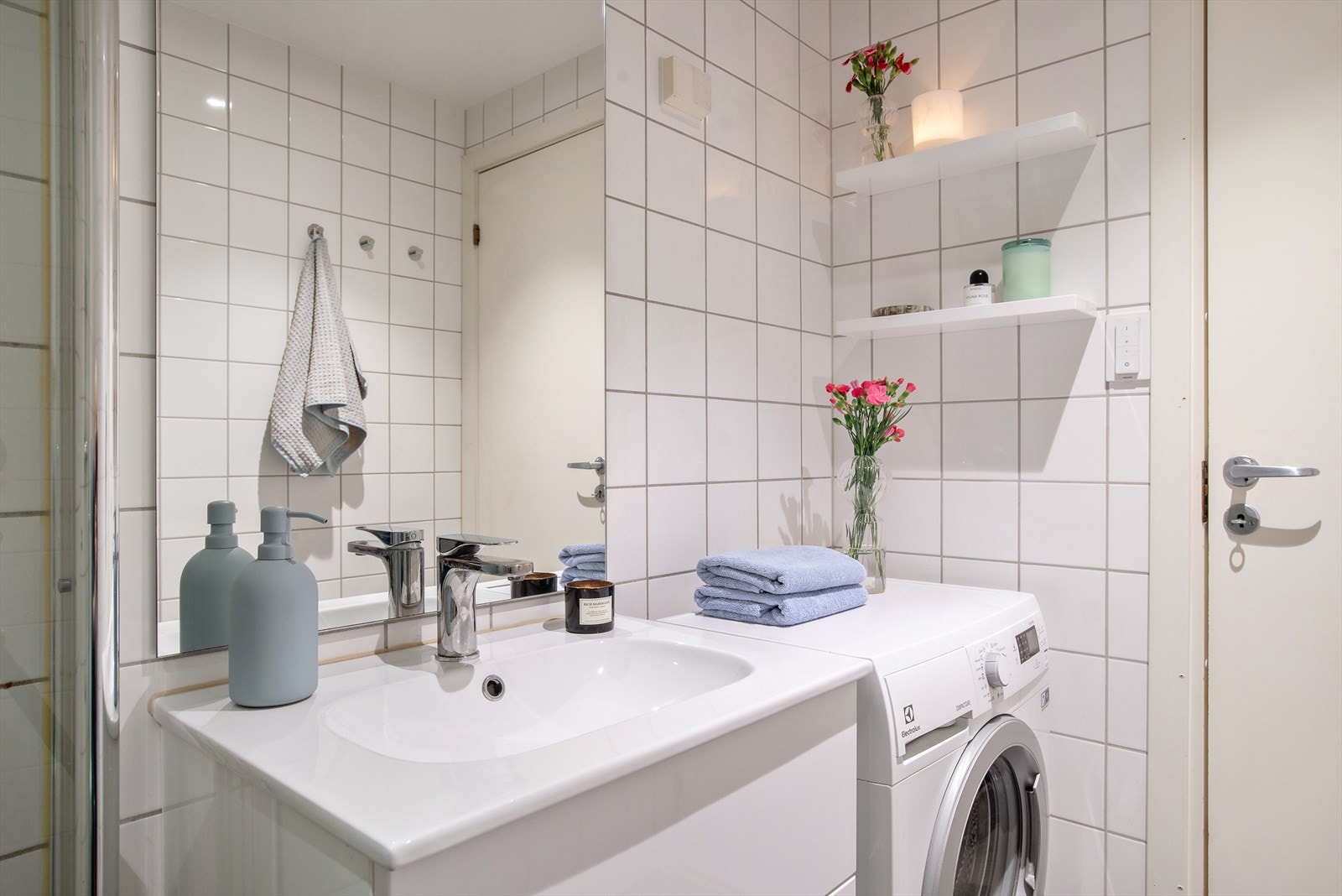 Baderomsinnredning fra 2017 med glatte fronter og lys over speil. Galleribilde