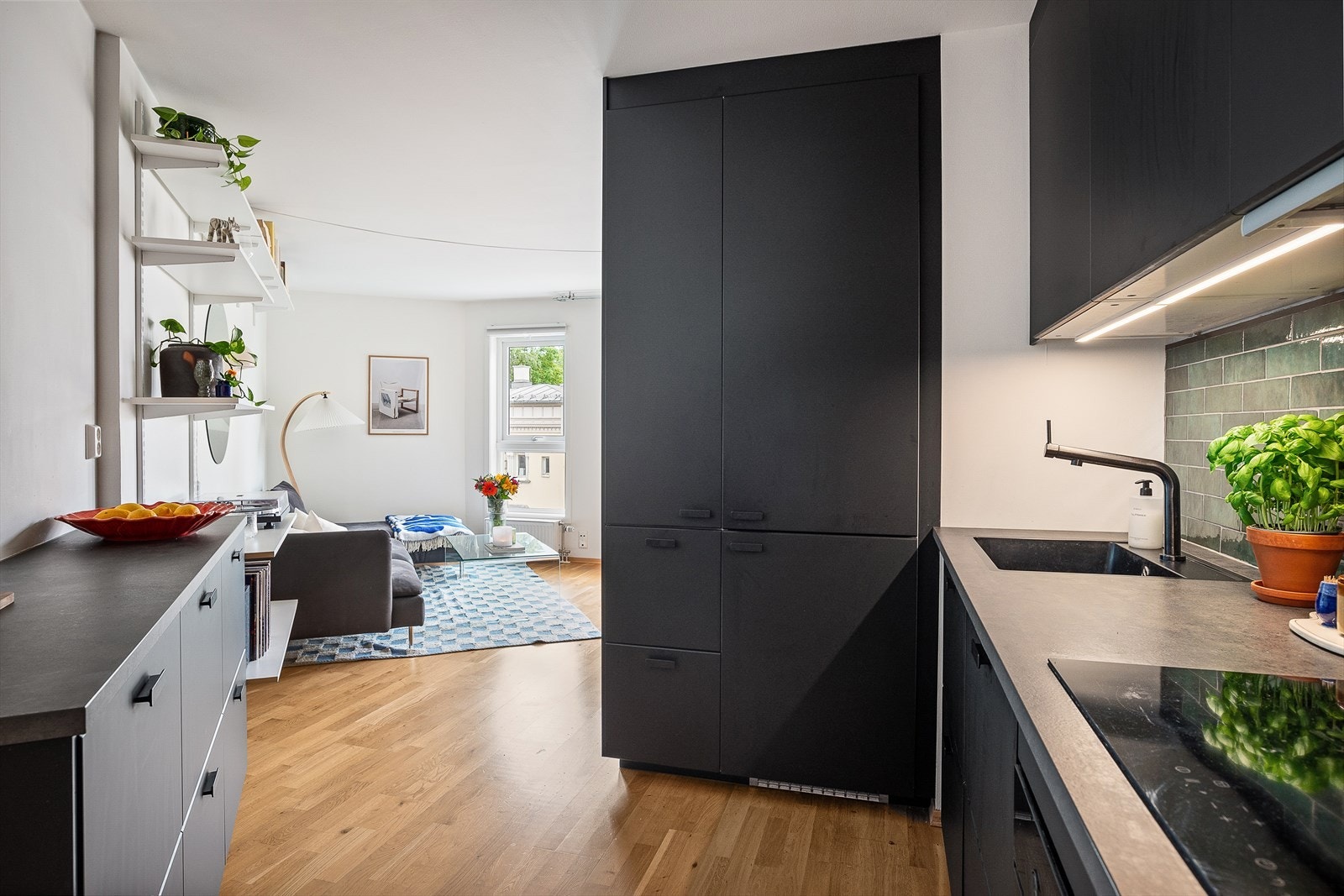 Gulvet er trestavsparkett i lekker farge. Galleribilde