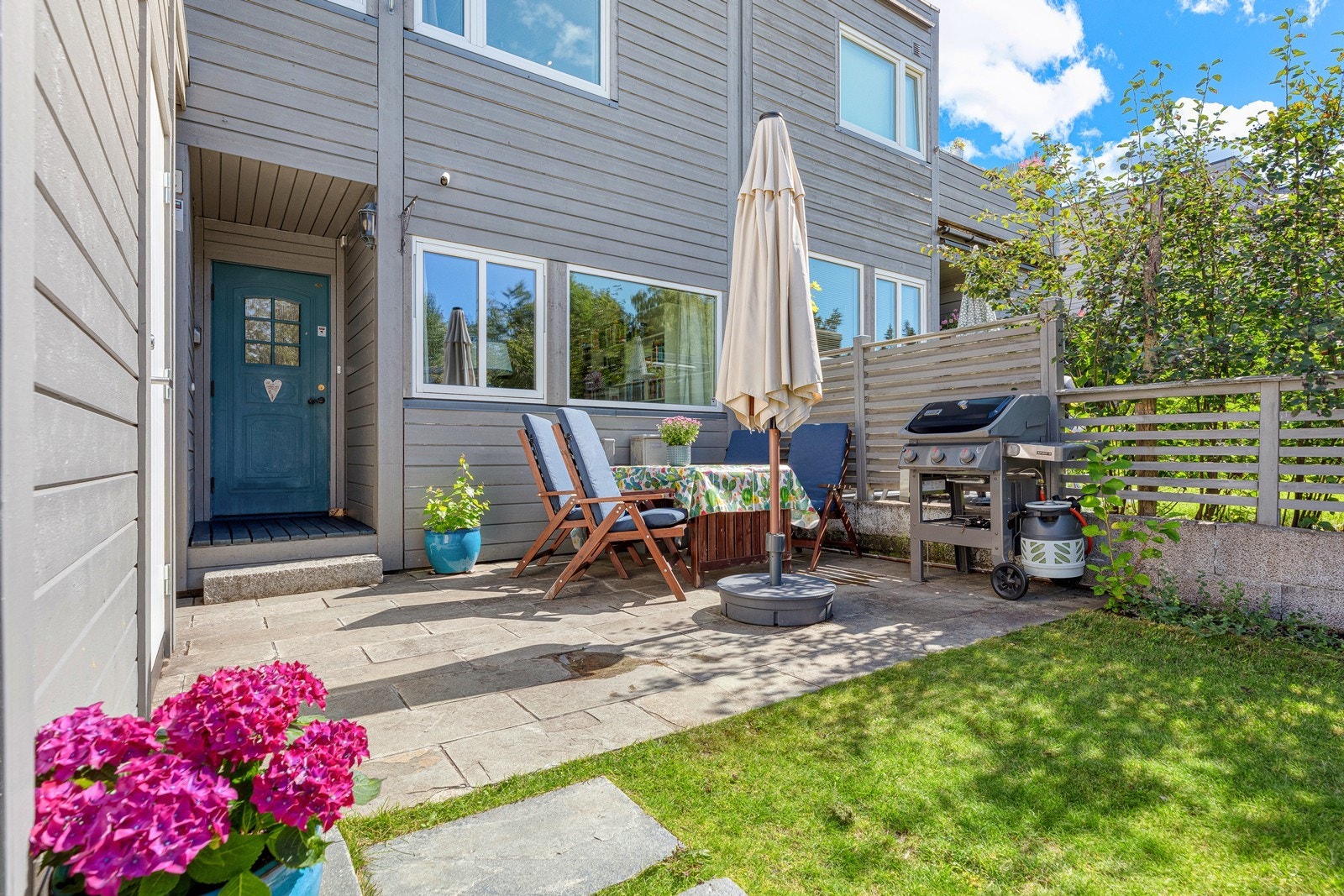 Ved inngangspartiet er det en koselig plass med sittegruppe og grill. Galleribilde