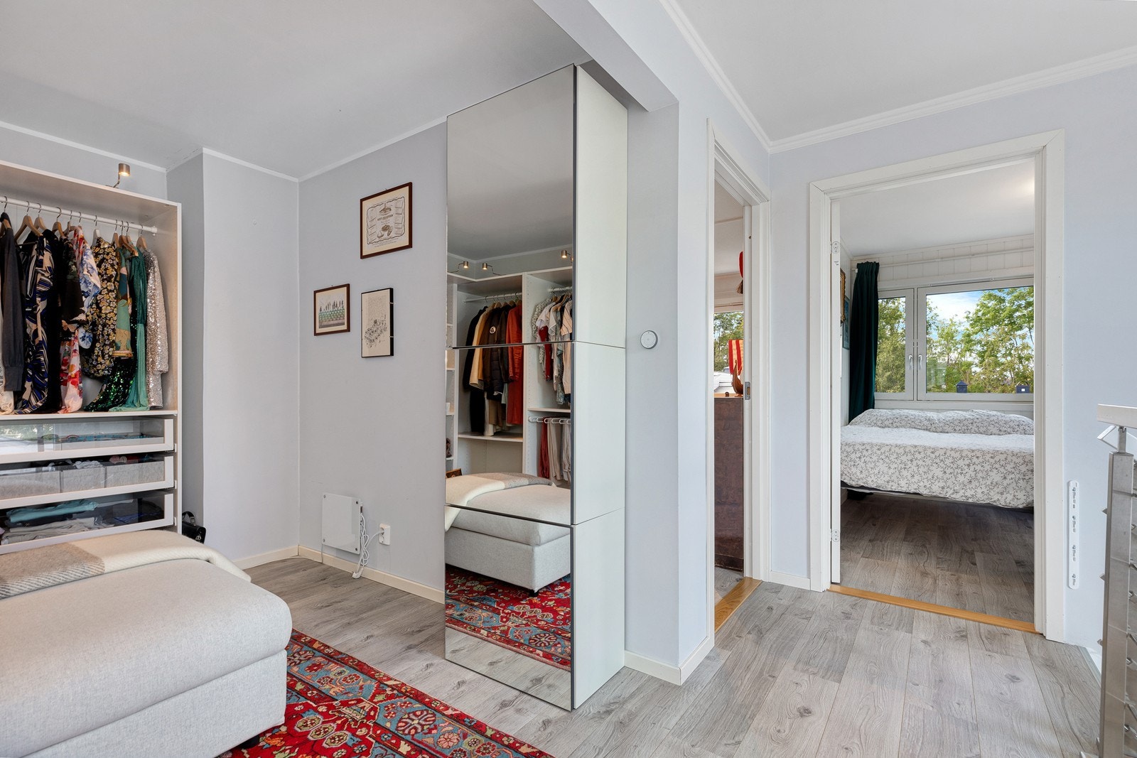 Fra stuen fører en lys og pen trapp opp til boligens 2.etg. Det første rommet du kommer til er en hyggelig loftstue/trapperom som i dag benyttes som garderoberom. Galleribilde