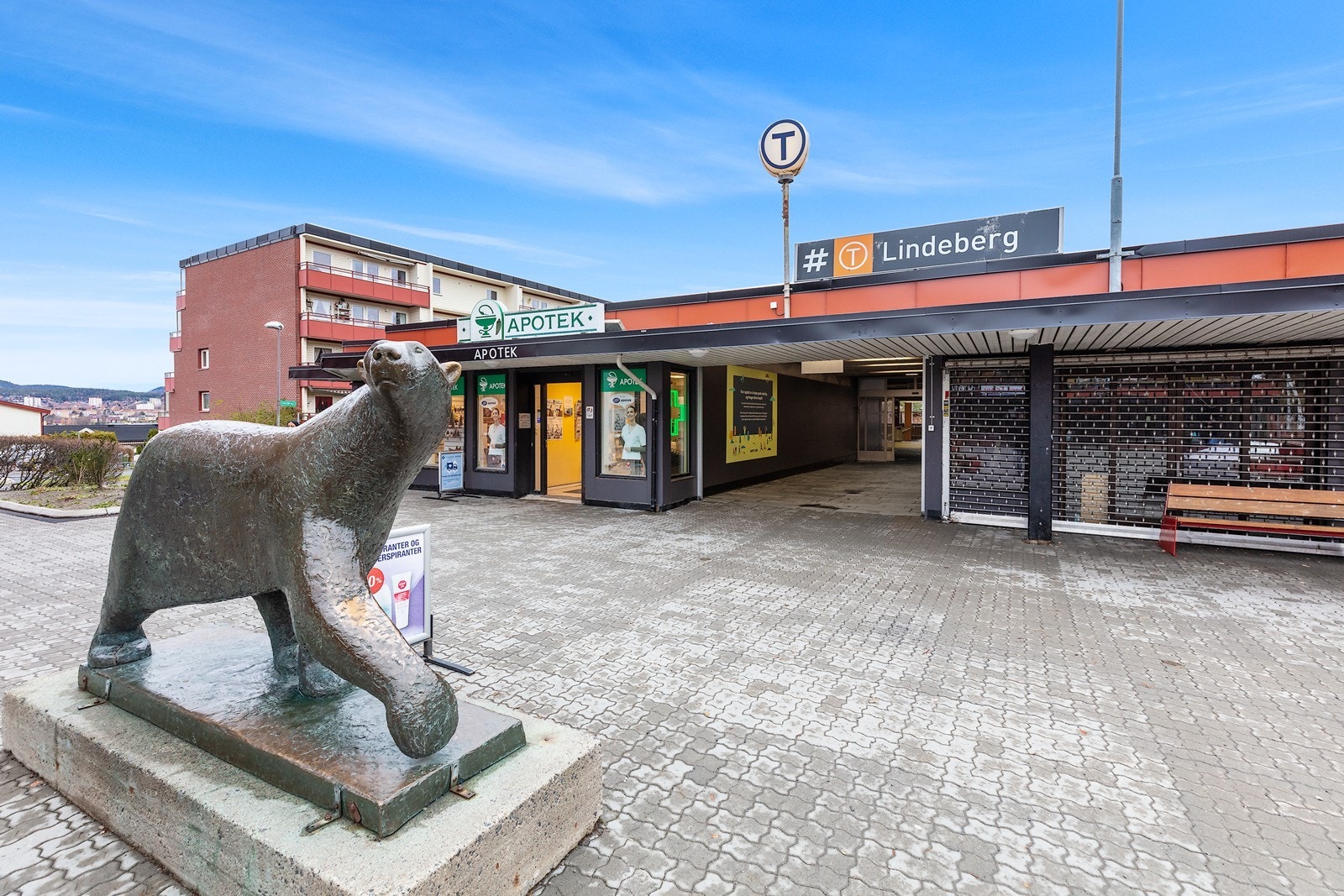 Lindeberg T-bane. Borettslaget har enkel tilgang til offentlig transport, med både busser og T-banestasjoner innen rekkevidde. Galleribilde