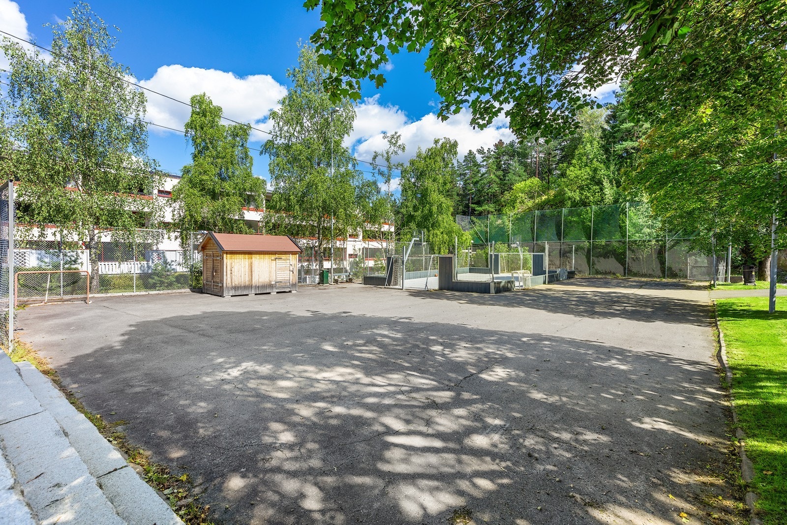 Innenfor borettslagets område finnes flere koselige lekeområder og en ballbinge, samt en ballbane som omgjøres til skøytebane om vinteren. Galleribilde