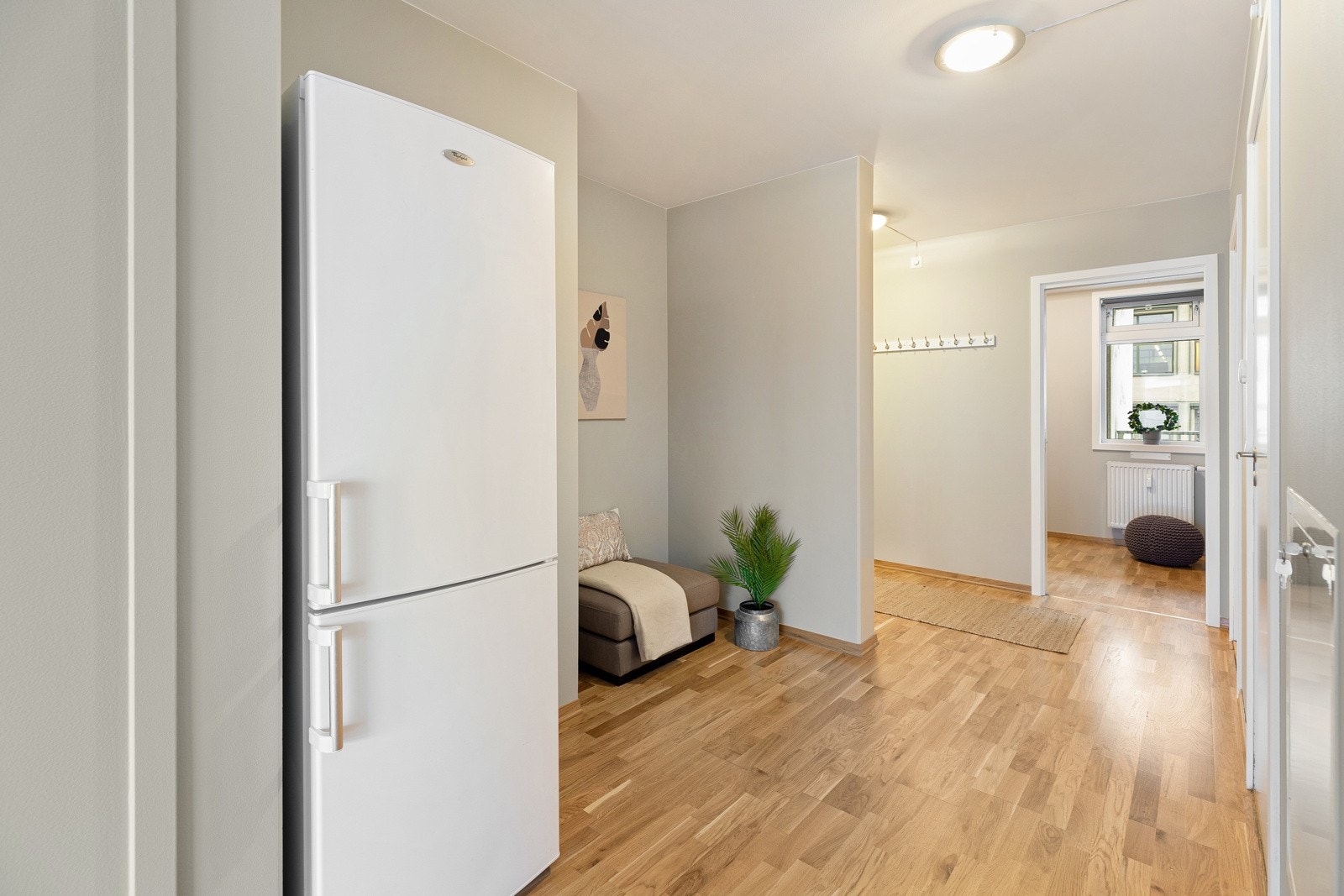 Innbydende entré som gir et godt førsteinntrykk av boligen. Her er det god plass til å henge av seg yttertøy. Galleribilde