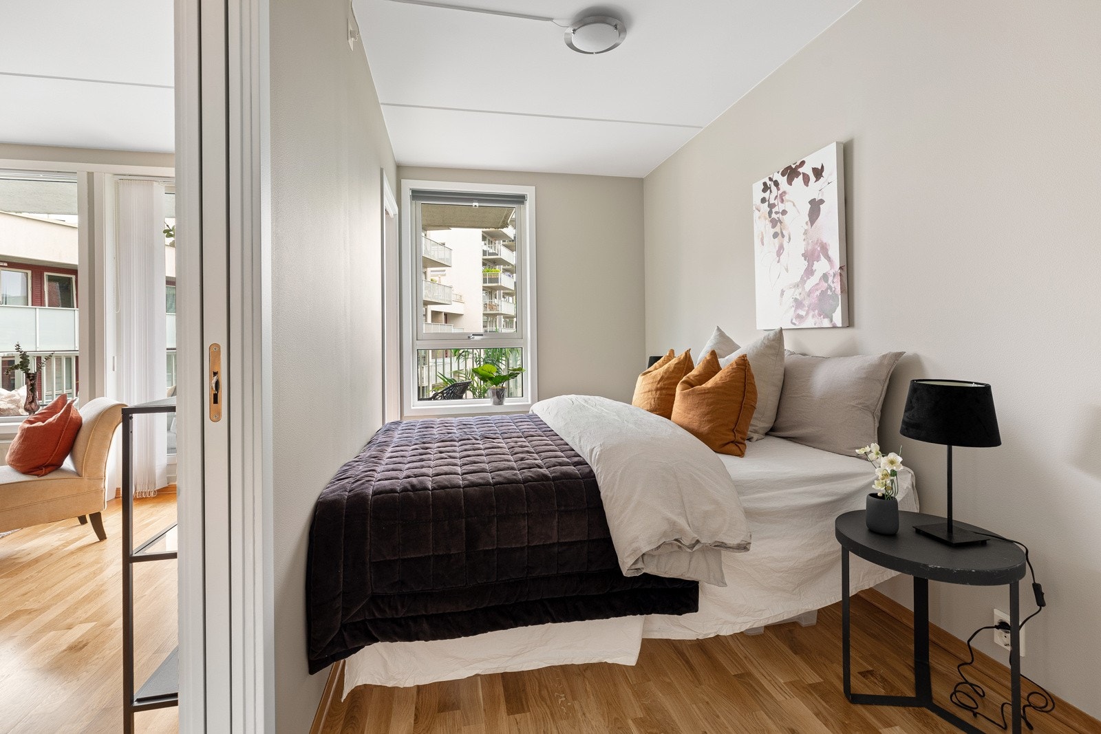 Hovedsoverommet har god plass til dobbeltseng og nattbord. Galleribilde