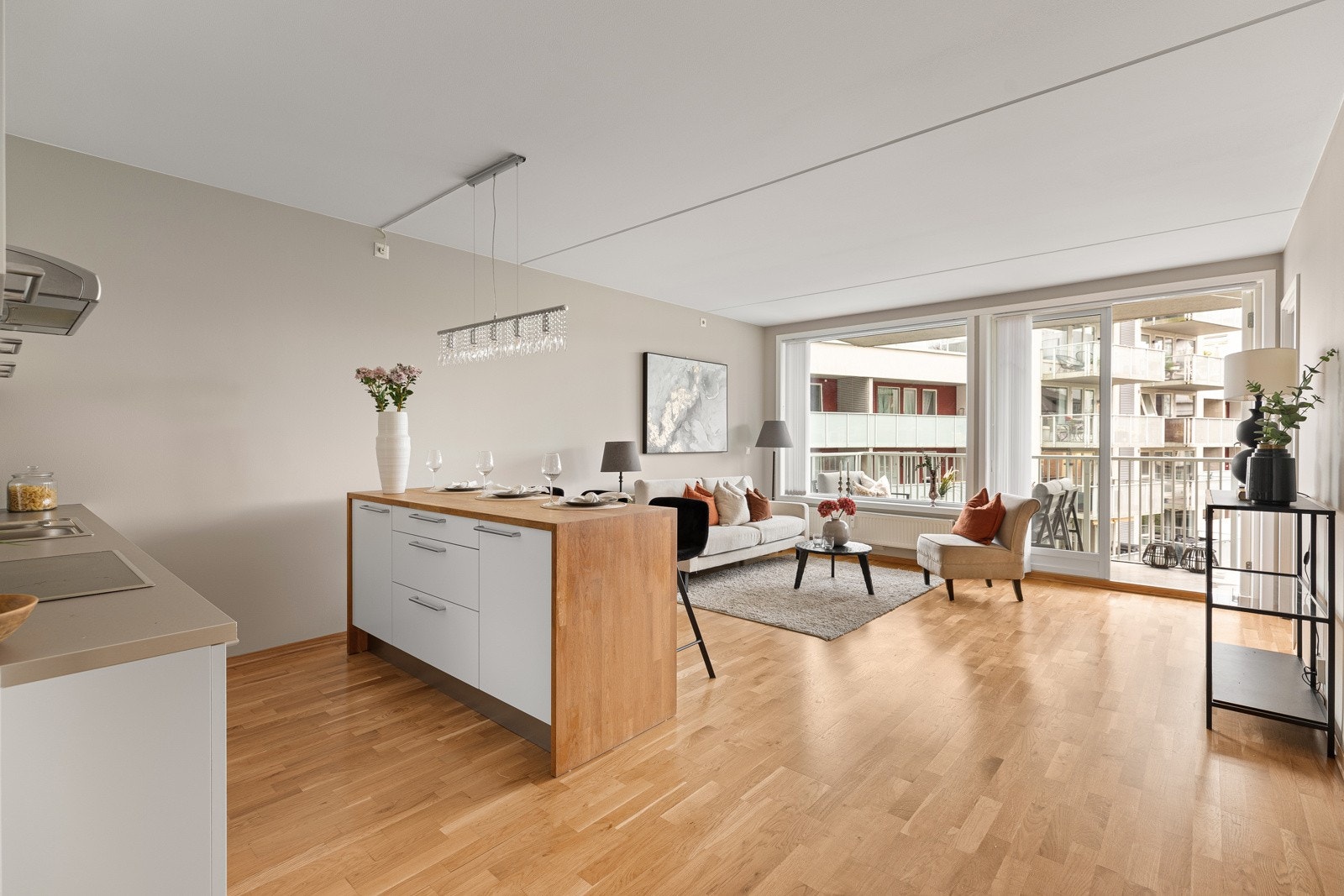 Stuen har en god utforming som gjør at man fint kan få plass til sofagruppe og spisebord samtidig som man har en praktisk kjøkken øy som gir et naturlig skille mellom stue og kjøkken. Galleribilde