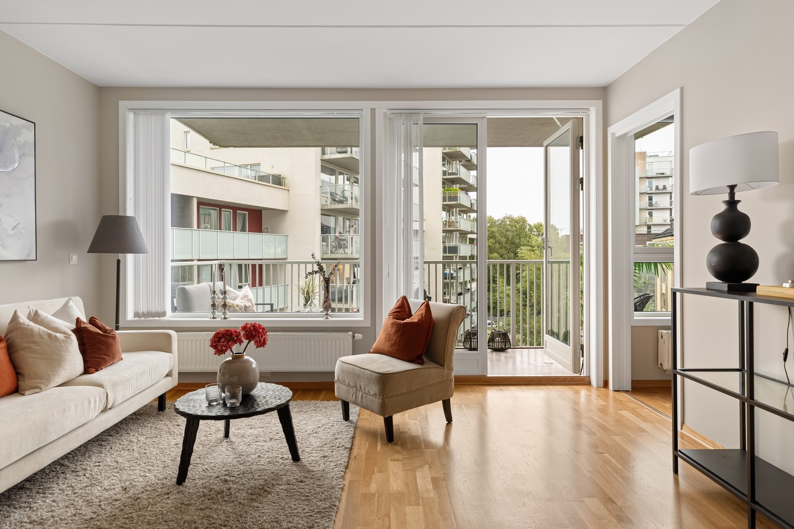 Varmtvann, fyring, kabel-TV og bredbånd er inkludert i fellesutgiftene. Galleribilde