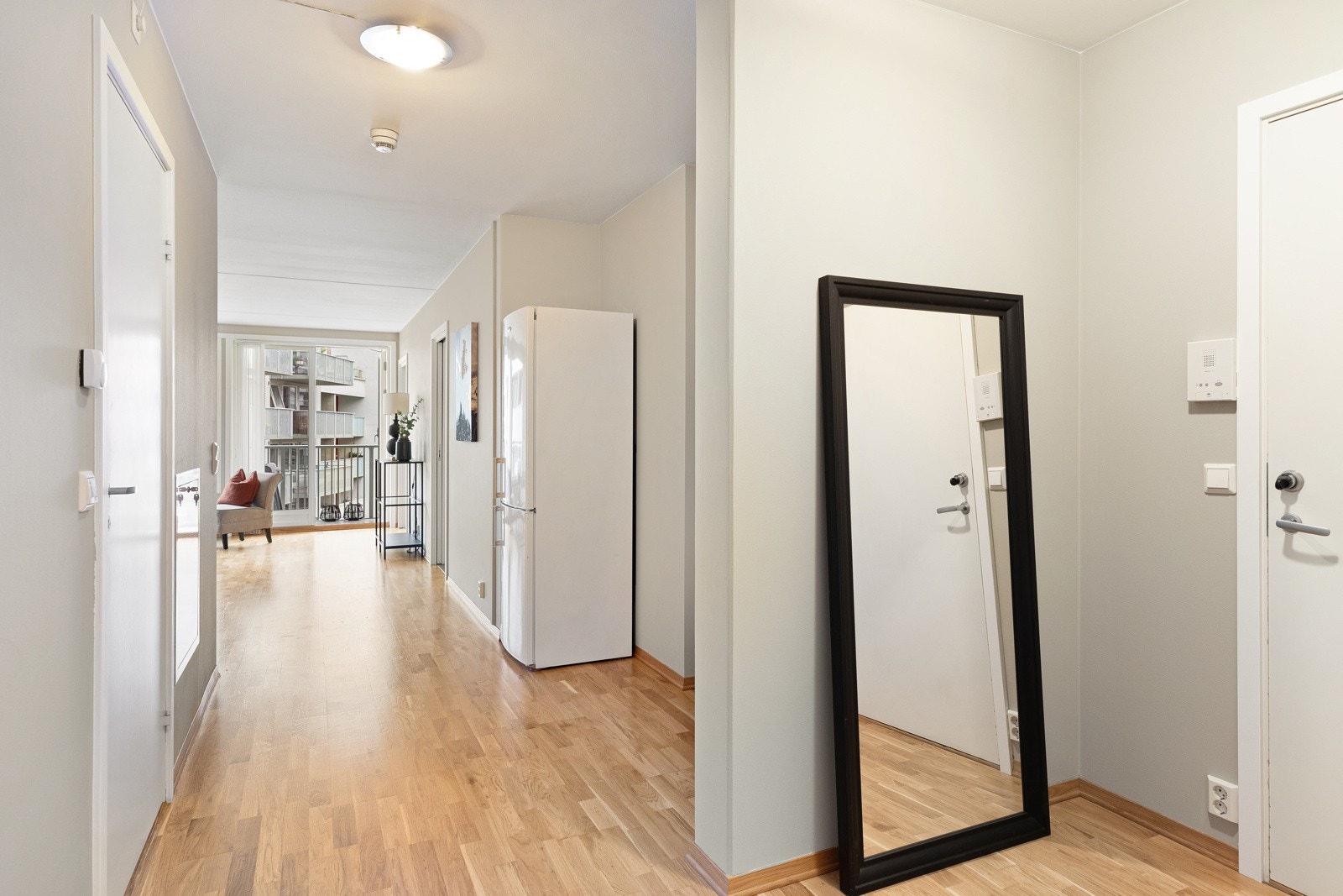 Innbydende entré som gir et godt førsteinntrykk av boligen. Her er det god plass til å henge av seg yttertøy. Galleribilde