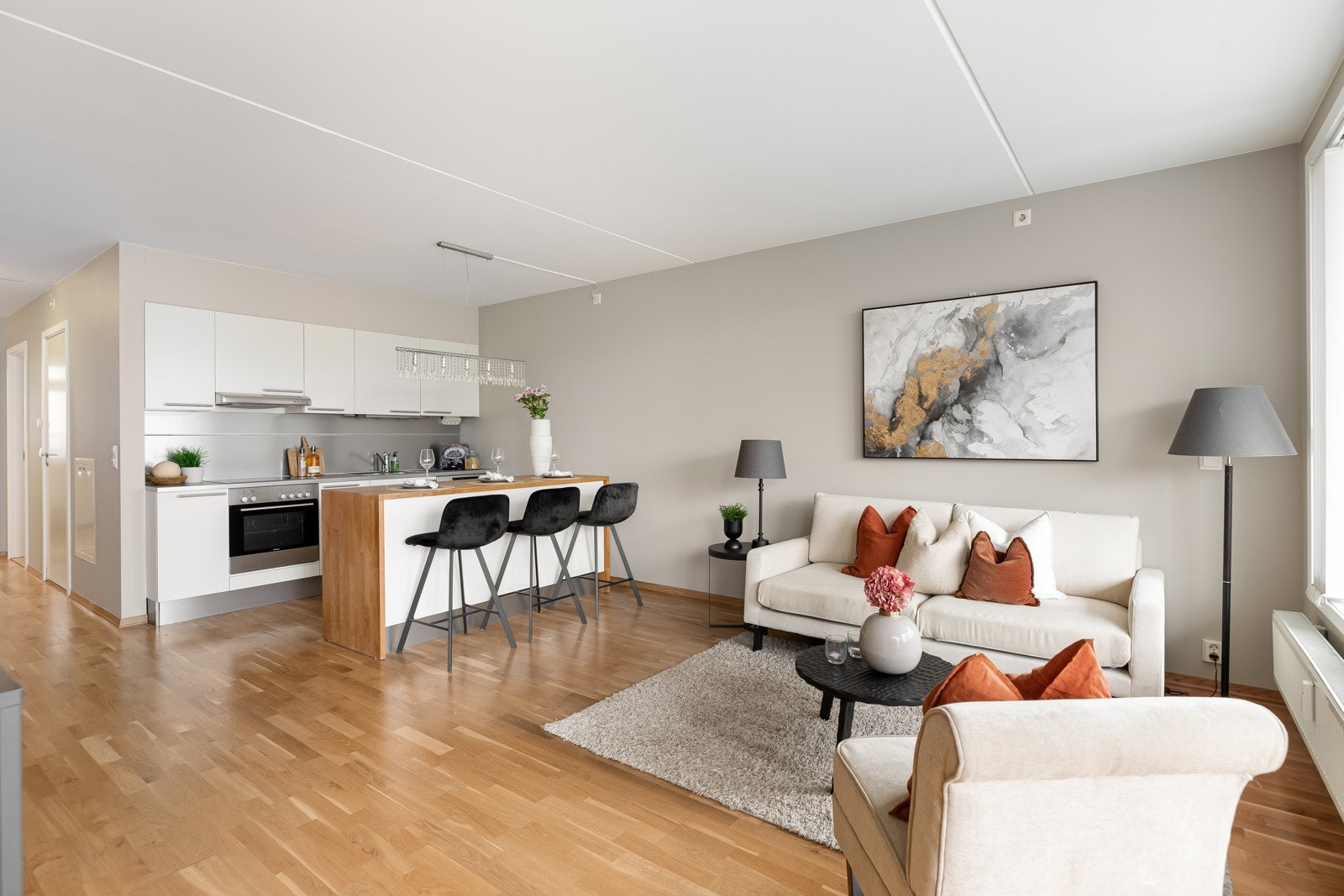 Byggets fasiliteter er mangt, hvor heis, felles takterrasse med fantastisk utsikt og flotte fellesarealer bør nevnes. Galleribilde