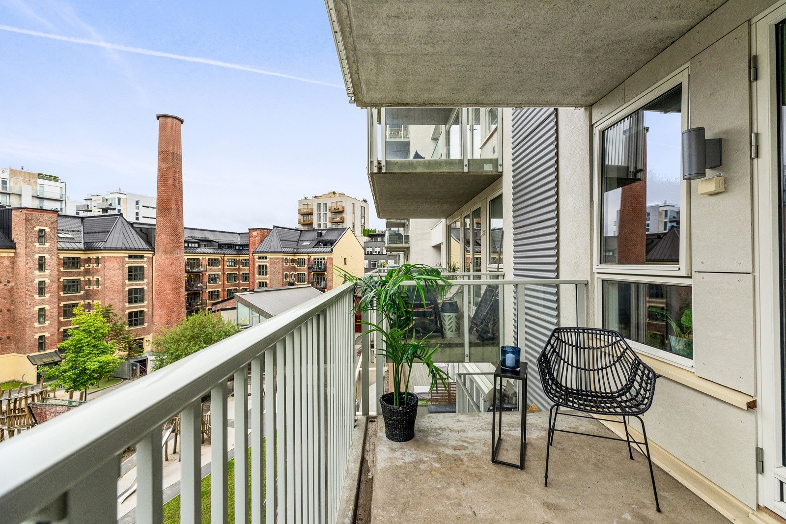 Den sydvendte balkongen strekker seg over ca. 10 m² og har et tiltalende utsyn mot bakgården og Akerselven. Galleribilde