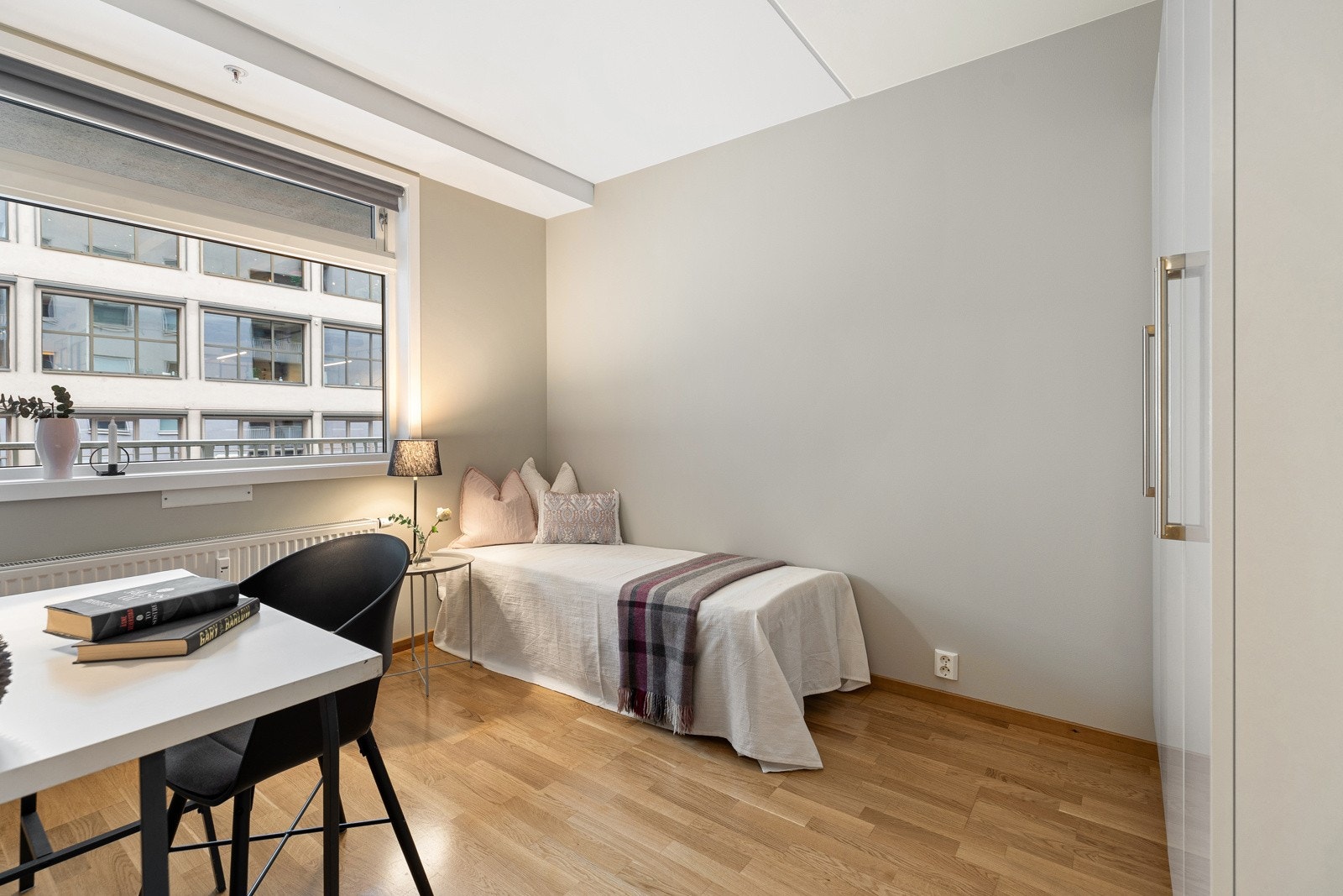 Disse to soverommene har god plass til seng, garderobeskap og skrivepult. Galleribilde