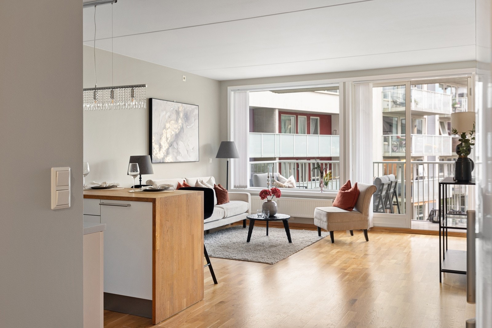 Sameiet består av 159 boligseksjoner og 3 næringsseksjoner som omfatter butikk-/kontorlokaler/service. Galleribilde