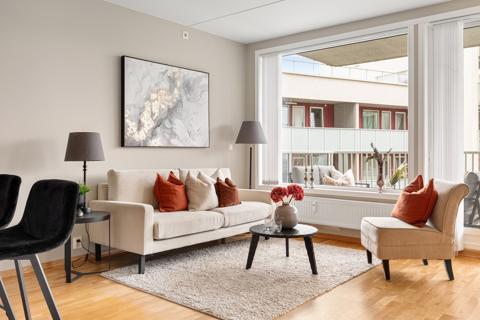 Her kan du lene deg tilbake å slappe av med god plass til den store sofagruppen og naturlig avstand til TV-veggen. Galleribilde