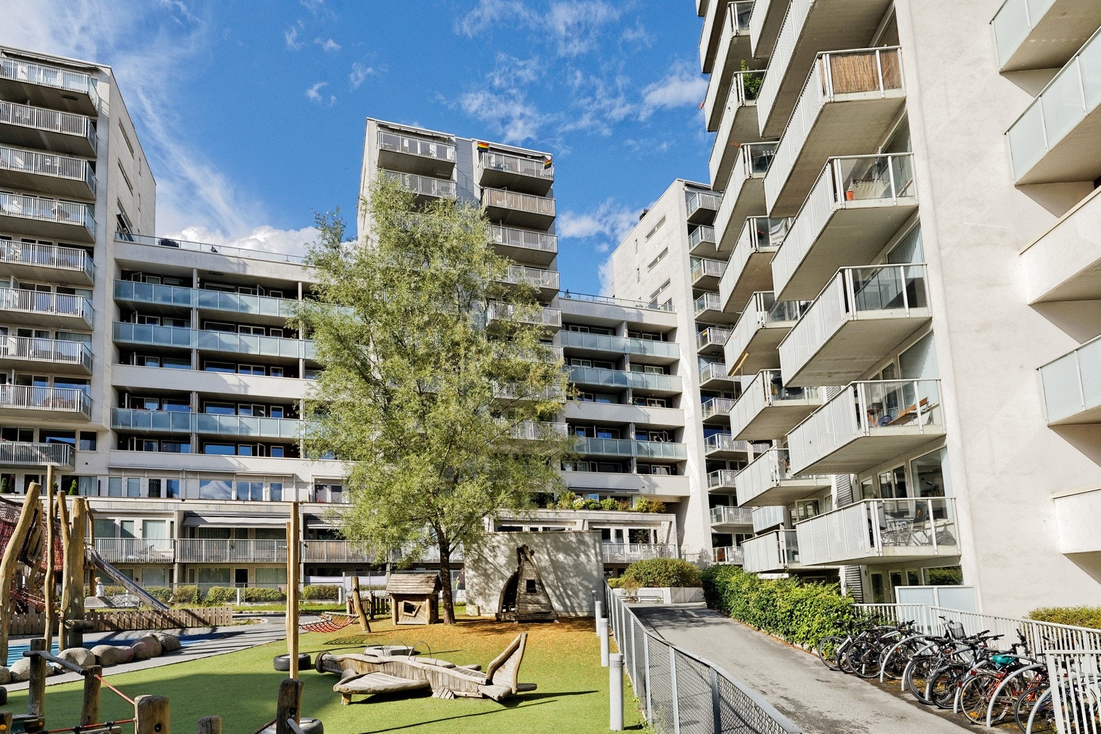 Utearealene er parkmessig opparbeidet med hellelagte og asfalterte gangarealer, gressplener, øvrig beplantning mm. Galleribilde