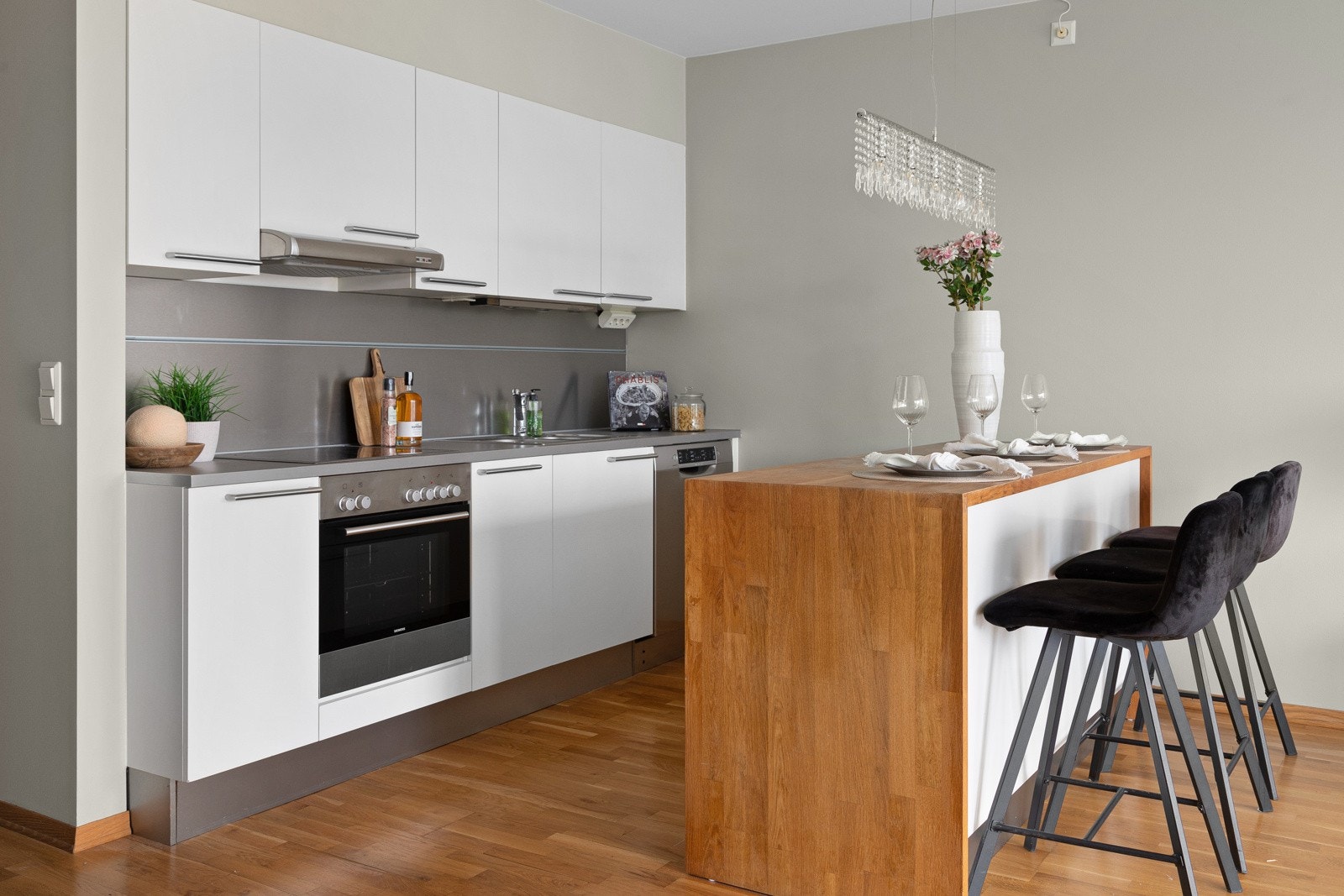 Kjøkkenøyen bidrar til en god forlengelse av kjøkkenet, med god skap- og benkplass samt matlaging. Galleribilde