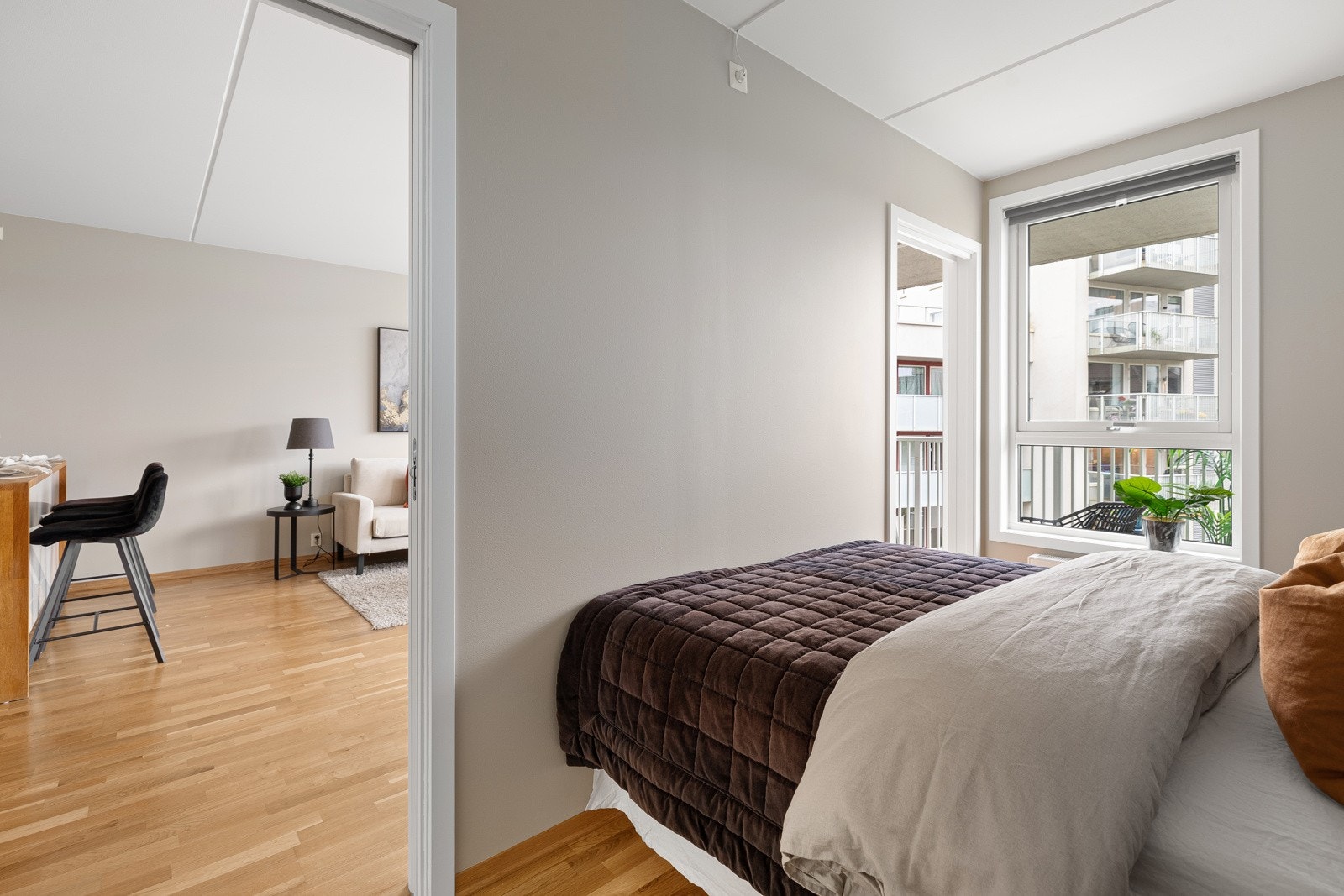 Felleskostnadene utgjør kr. 5 053,- pr. mnd. som inkluderer bl.a. A-konto varmtvann/fyring/strøm, kabel-TV og internett. Galleribilde