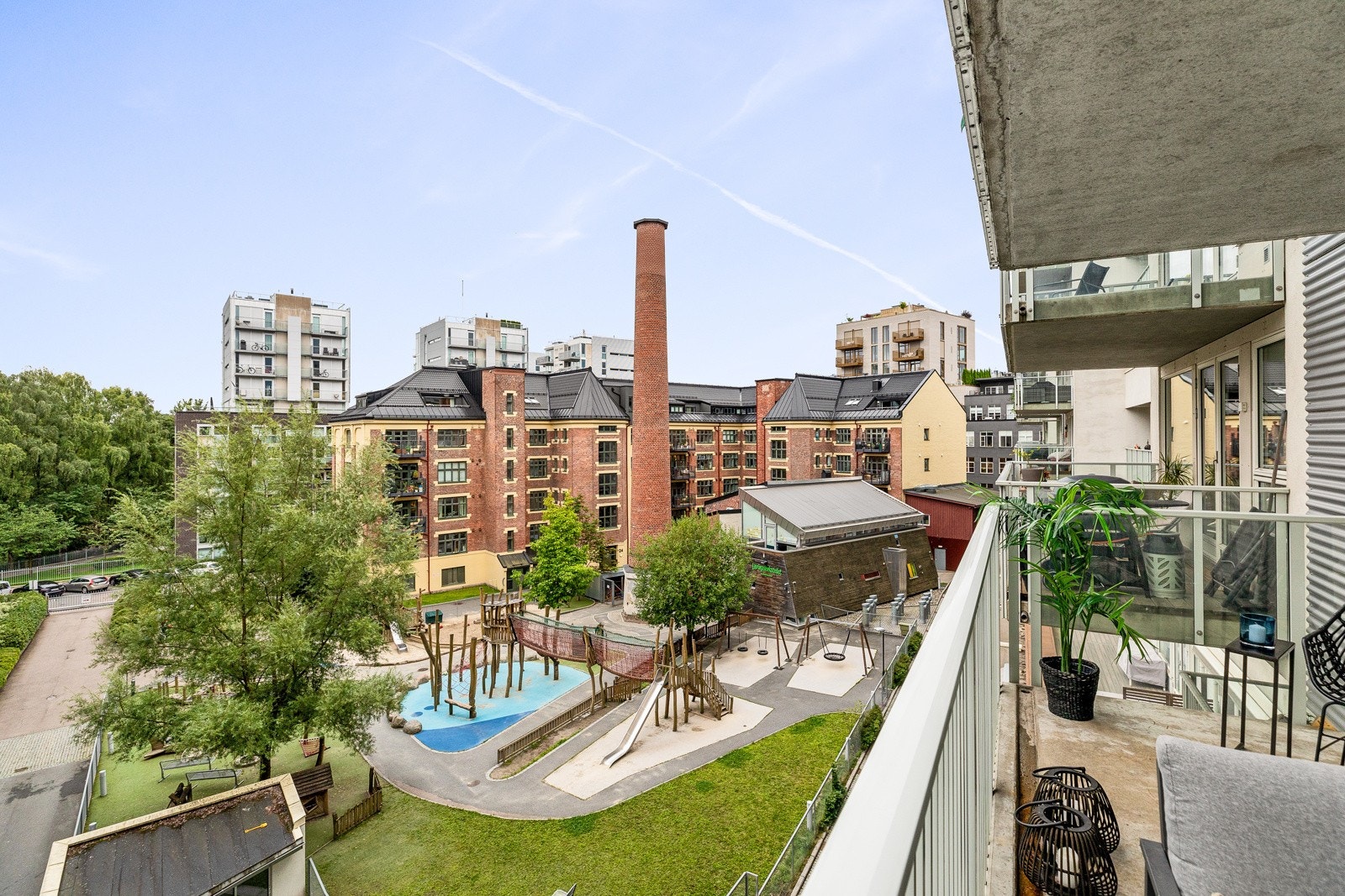 Den sydvendte balkongen strekker seg over ca. 10 m² og har et tiltalende utsyn mot bakgården og Akerselven. Galleribilde