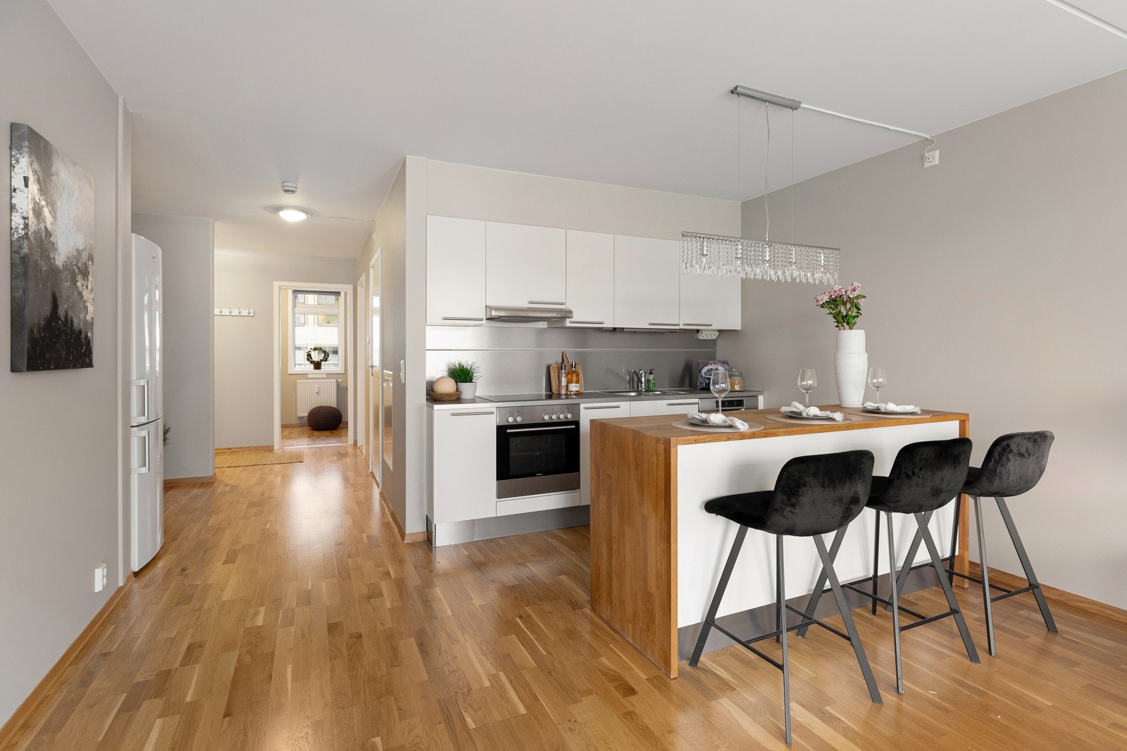 Kvalitetskjøkken fra HTH. Innredningen er fra 2010 og består av glatte fronter med benkeplate i laminat. Galleribilde