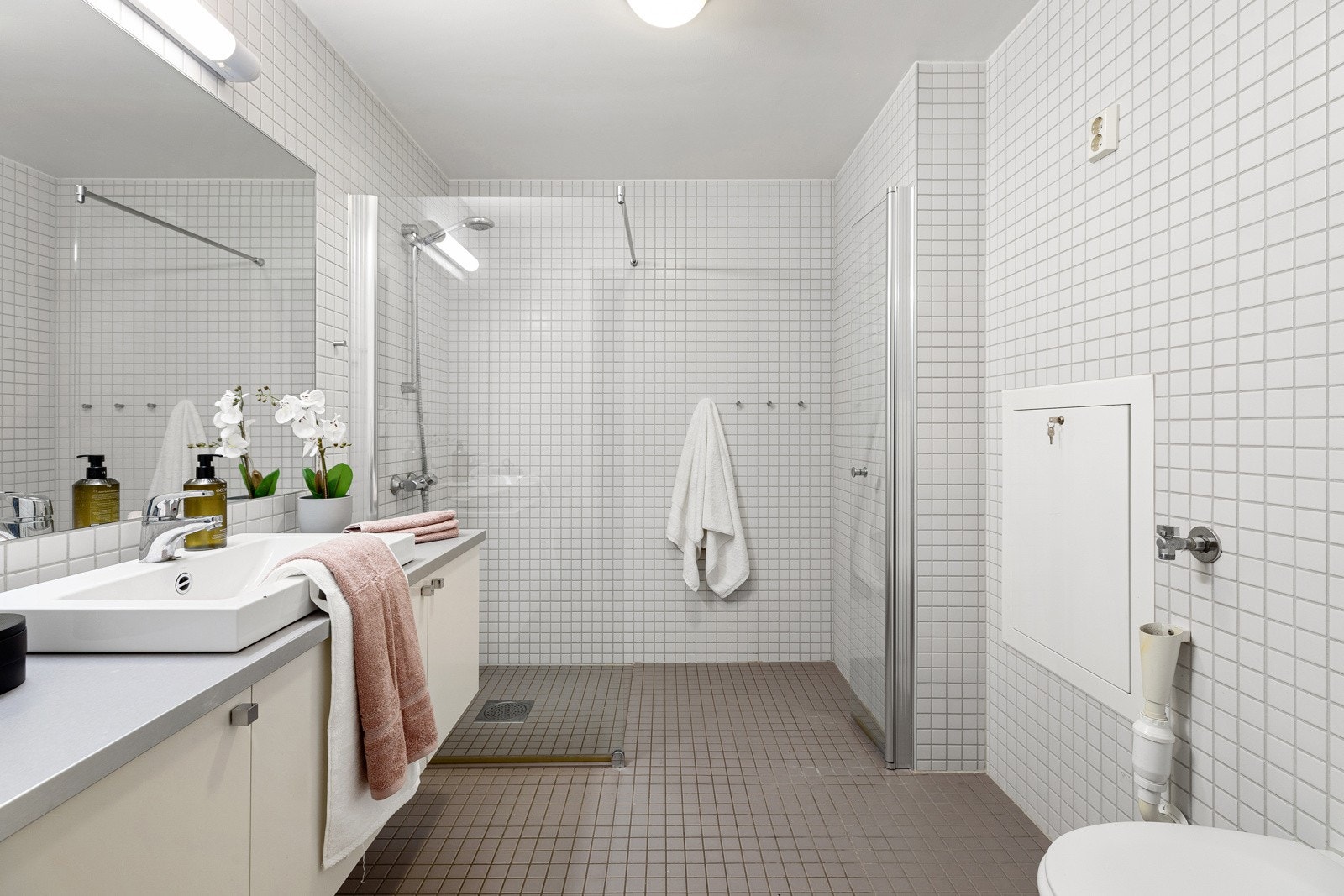 Tiltalende baderom med fliser på gulv, samt vannbåren gulvvarme, fliser på vegger og malte himlingsplater. Galleribilde