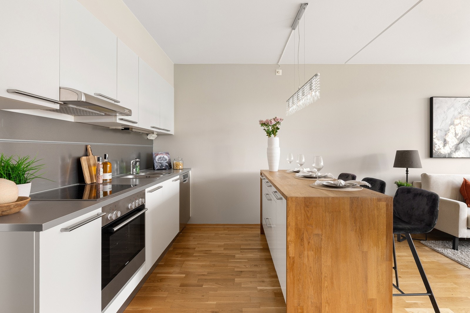 Integrert platetopp, stekeovn, oppvaskmaskin og plass til kjøle/fryseskap. Galleribilde