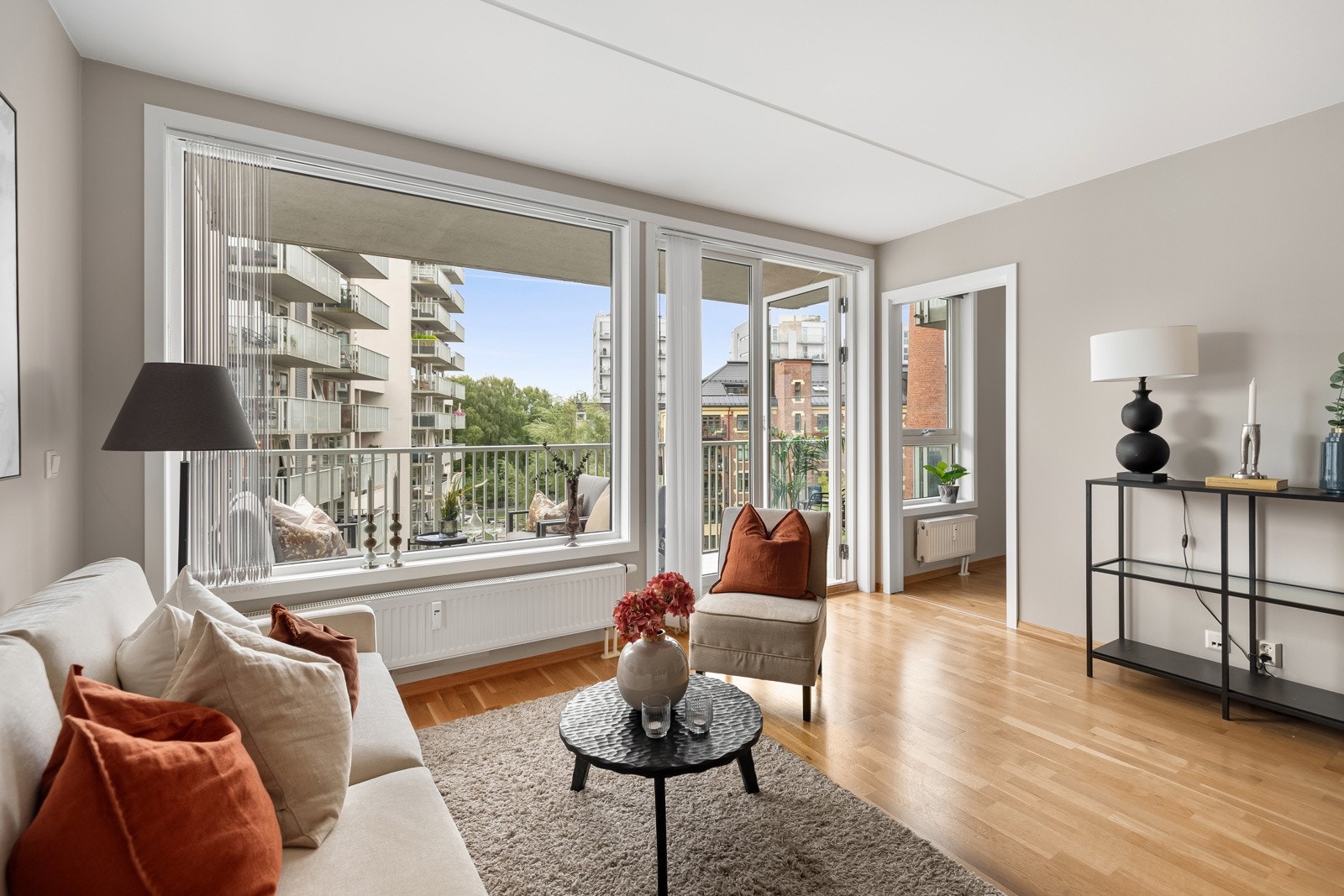 Leiligheten ligger i et aktivt bydelsområde med svært komfortable rammer rundt hverdagslivet. Galleribilde