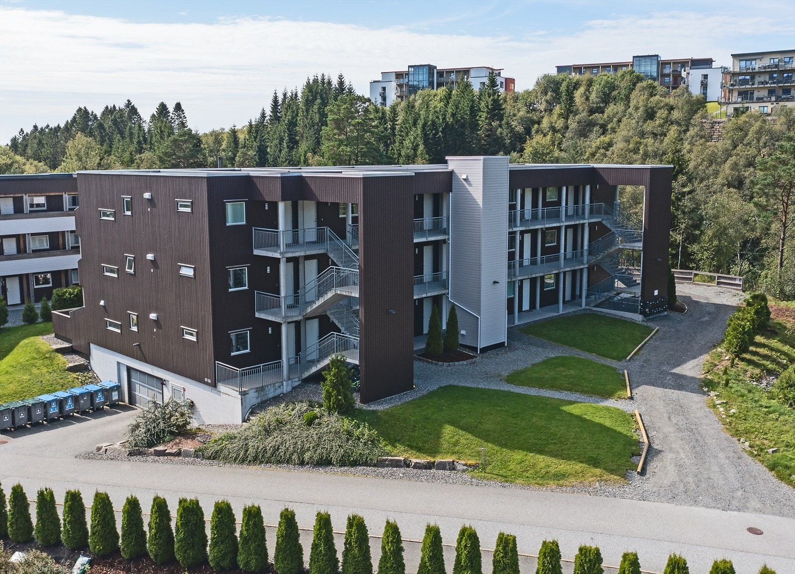 Sameiet Nye Sædalsveien 141-143 består av til sammen 21 leiligheter, hvor Vestbo er forretningsfører. I sameiet og nabolaget generelt er det en fin miks av yngre og eldre, rutinerte og nybegynnere, her er det lett å trives. Galleribilde