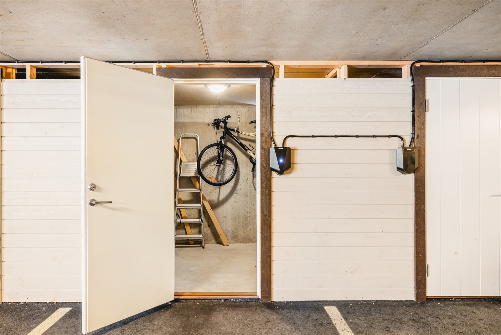 Leiligheten har tilhørende en bod i u-etg på 4,9 kvm. Også felles bod i u-etg for oppbevaring av hageredskaper etc. Galleribilde